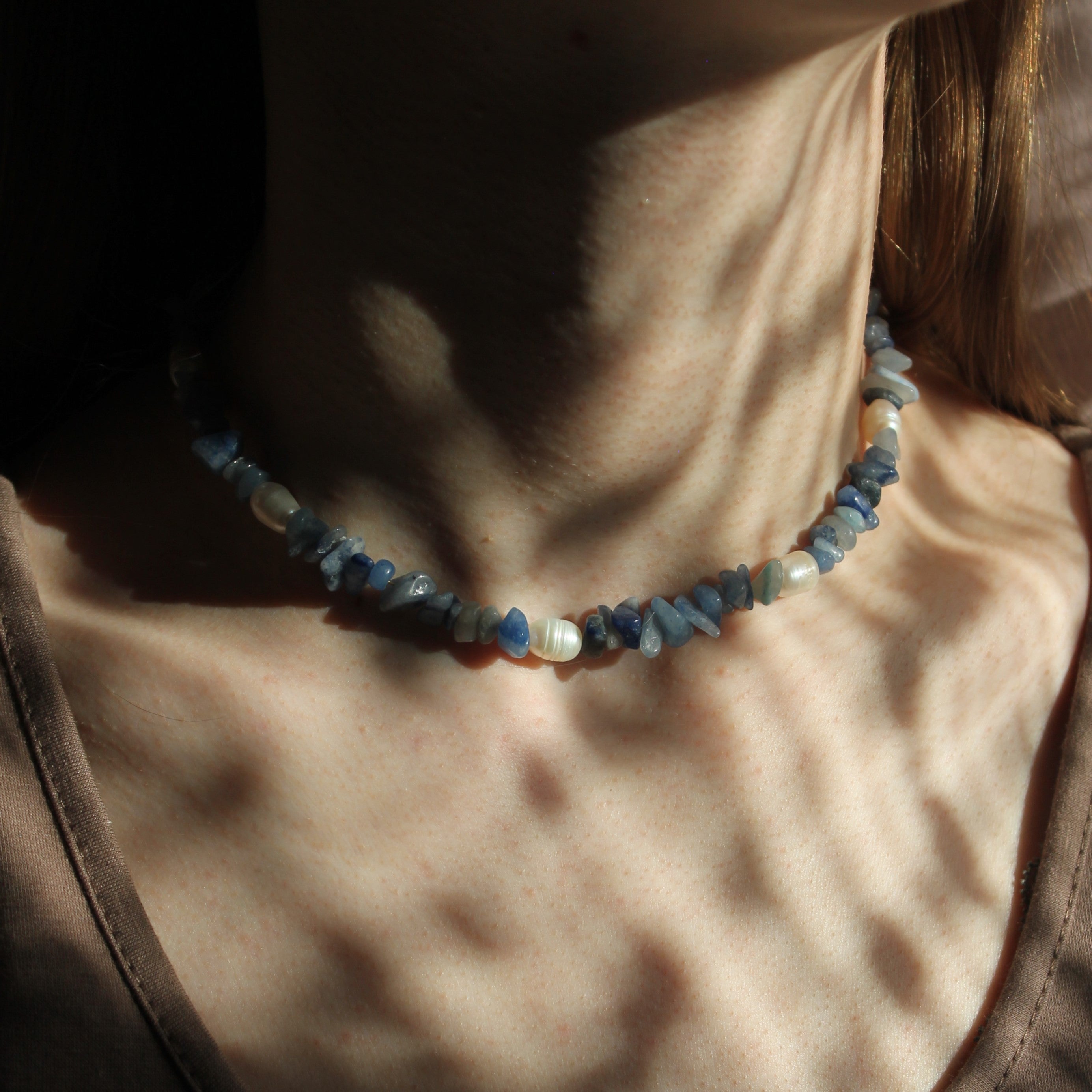 Blauer Aventurin Splitter mit Süßwasserperlen Choker Kette goldfarben