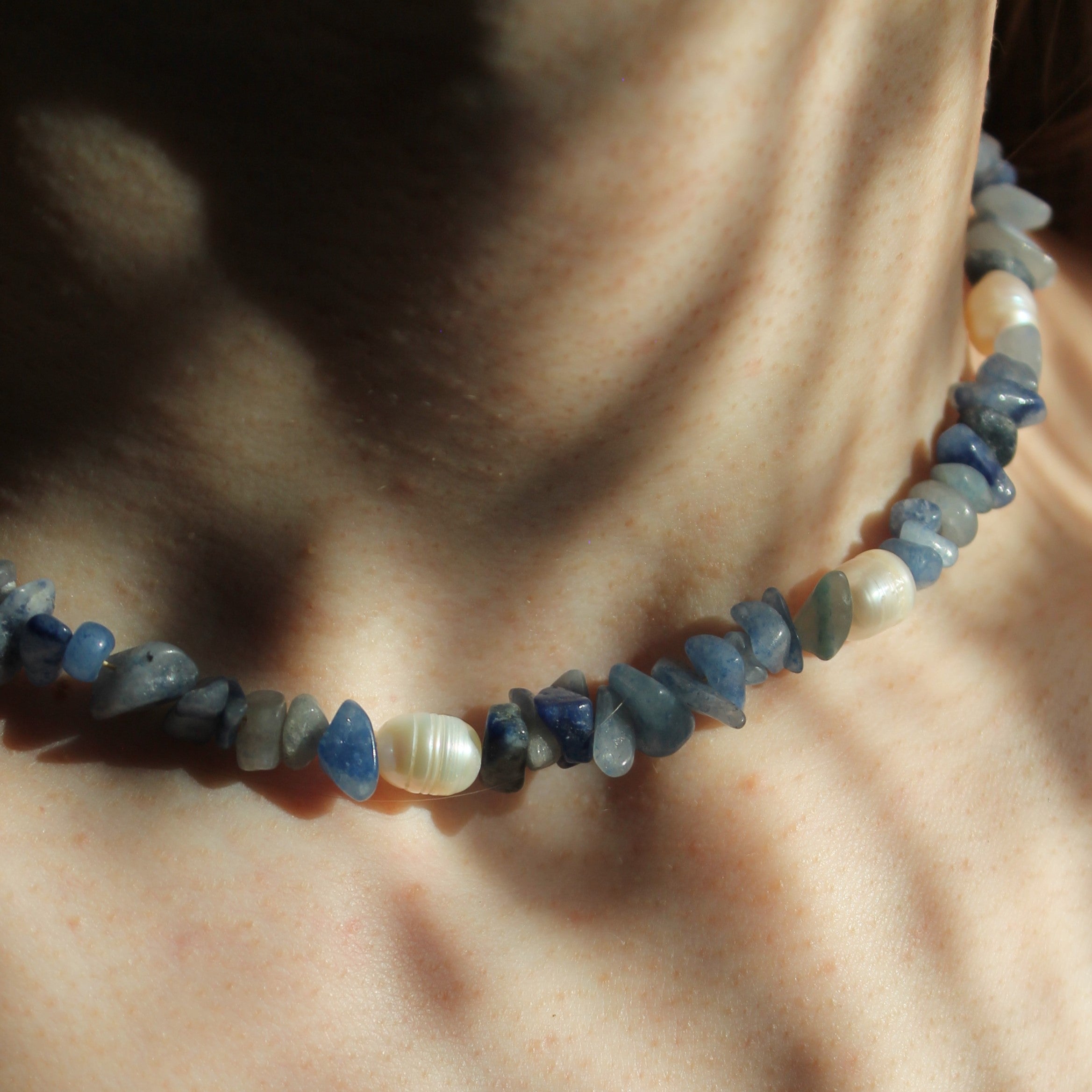 Blauer Aventurin Splitter mit Süßwasserperlen Choker Kette goldfarben