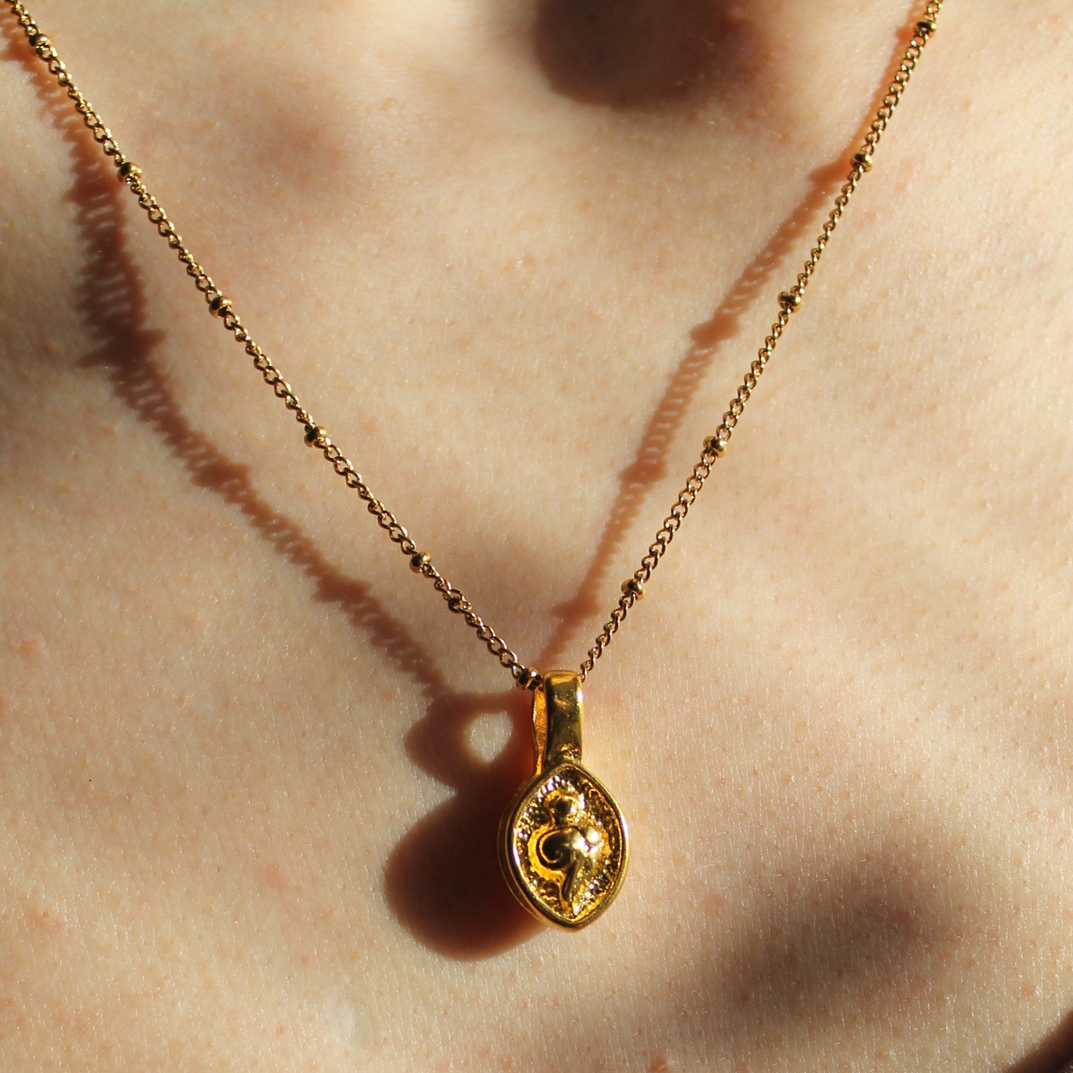 Blumen Medaillon Anhänger Kette goldfarben
