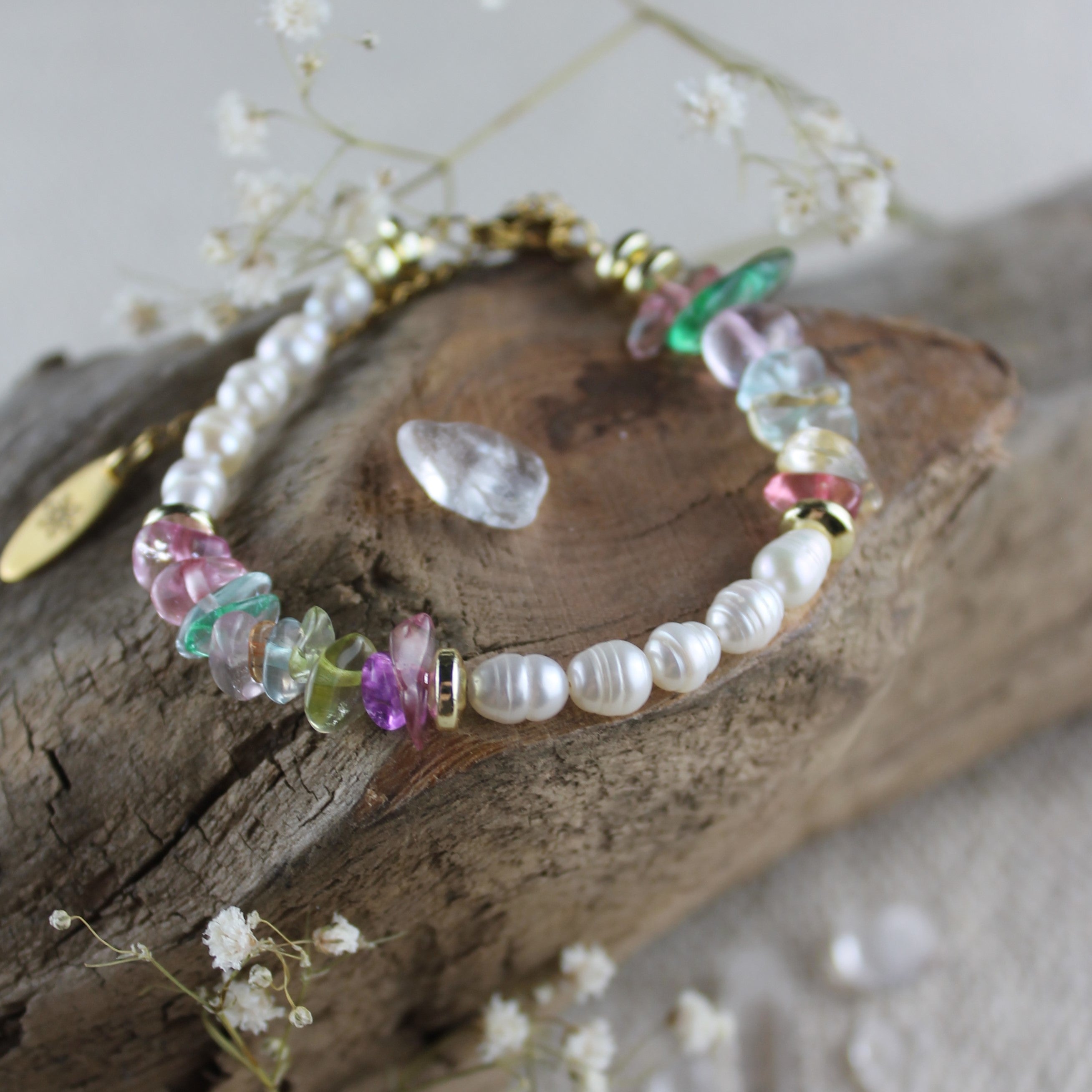 Glas Splitter mit Süßwasserperlen Armband mit Verschluss goldfarben