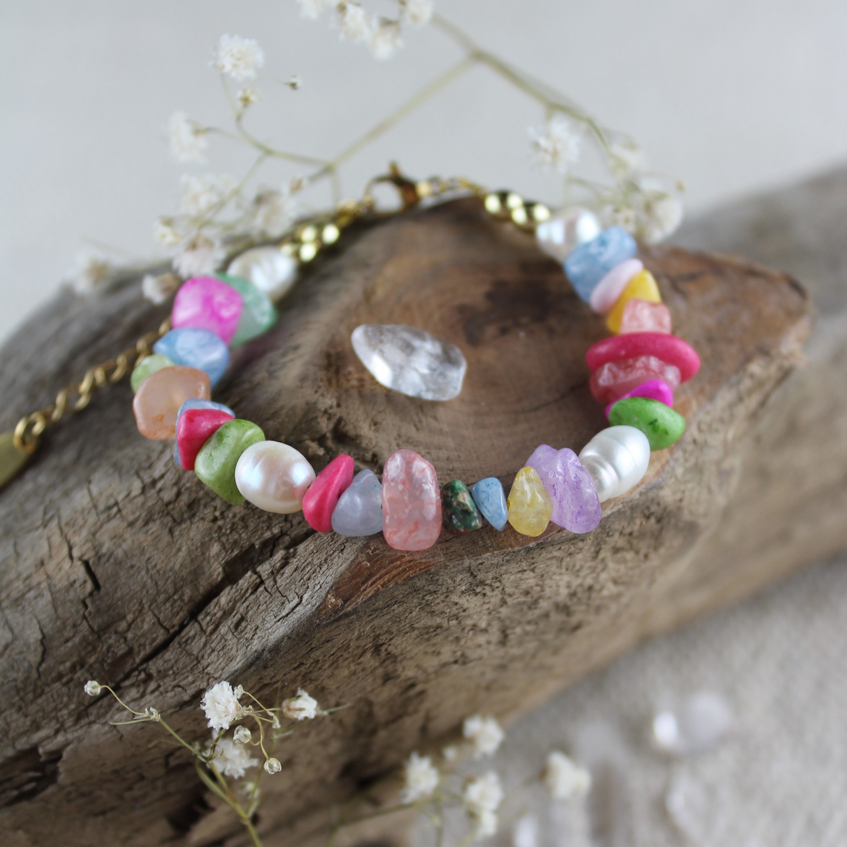 Bunte Splitter mit Süßwasserperlen Armband mit Verschluss goldfarben