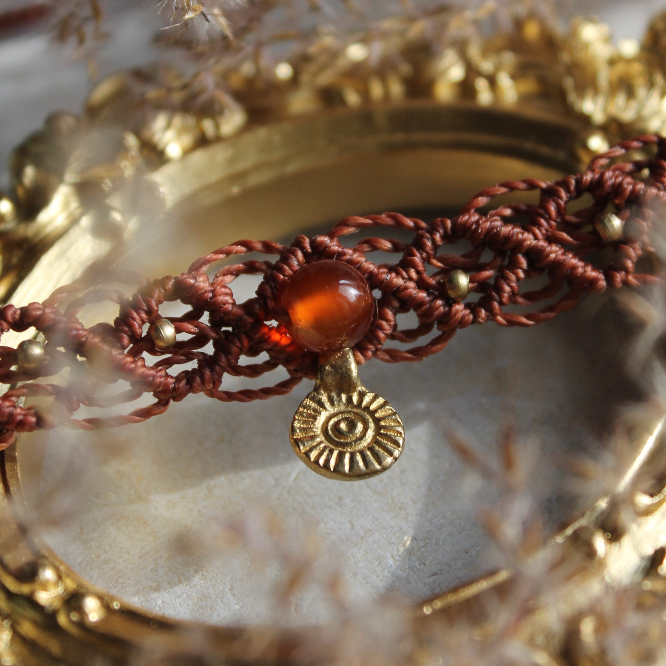 Carneol Choker Kette Makramee rostrot mit Messinganhänger goldfarben