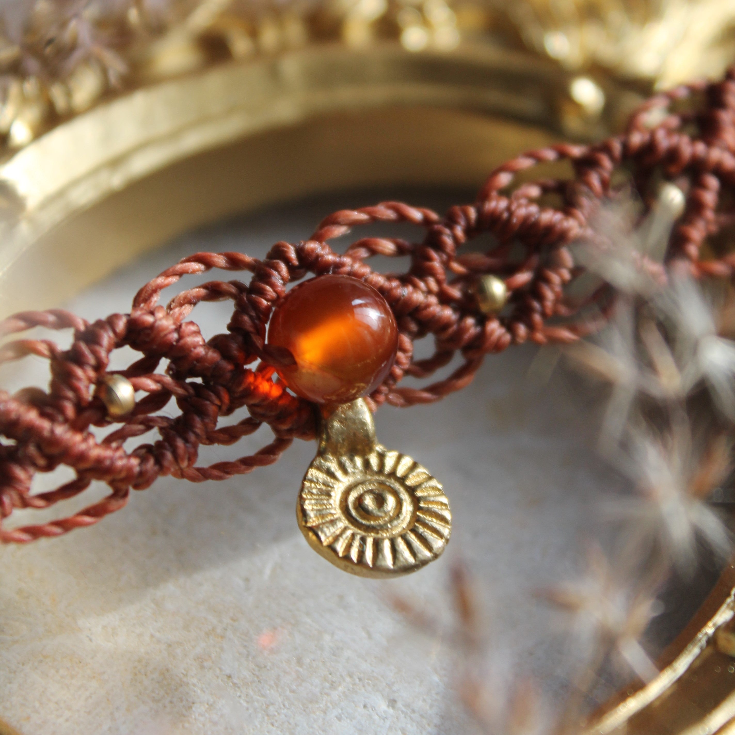 Carneol Choker Kette Makramee rostrot mit Messinganhänger goldfarben