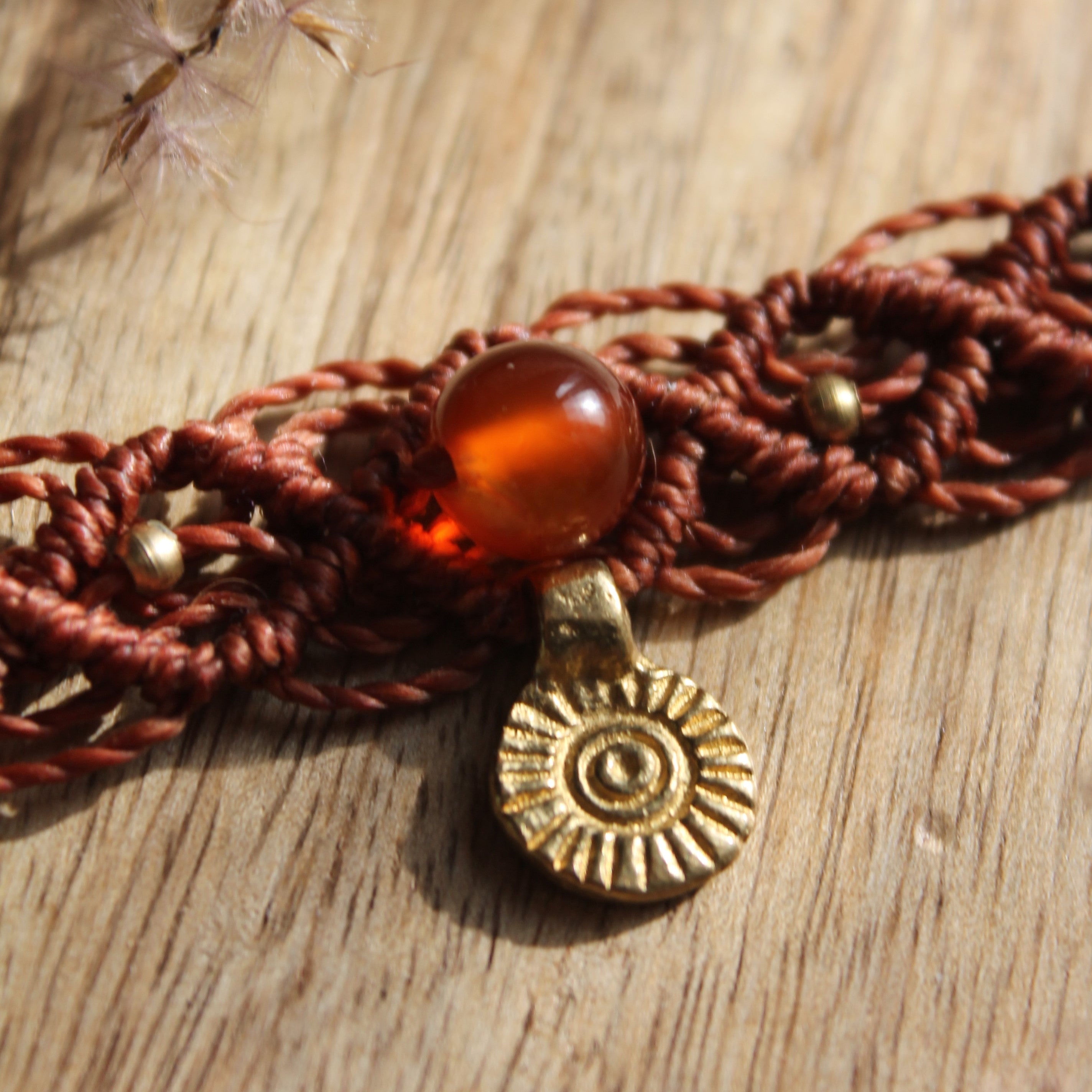 Carneol Choker Kette Makramee rostrot mit Messinganhänger goldfarben