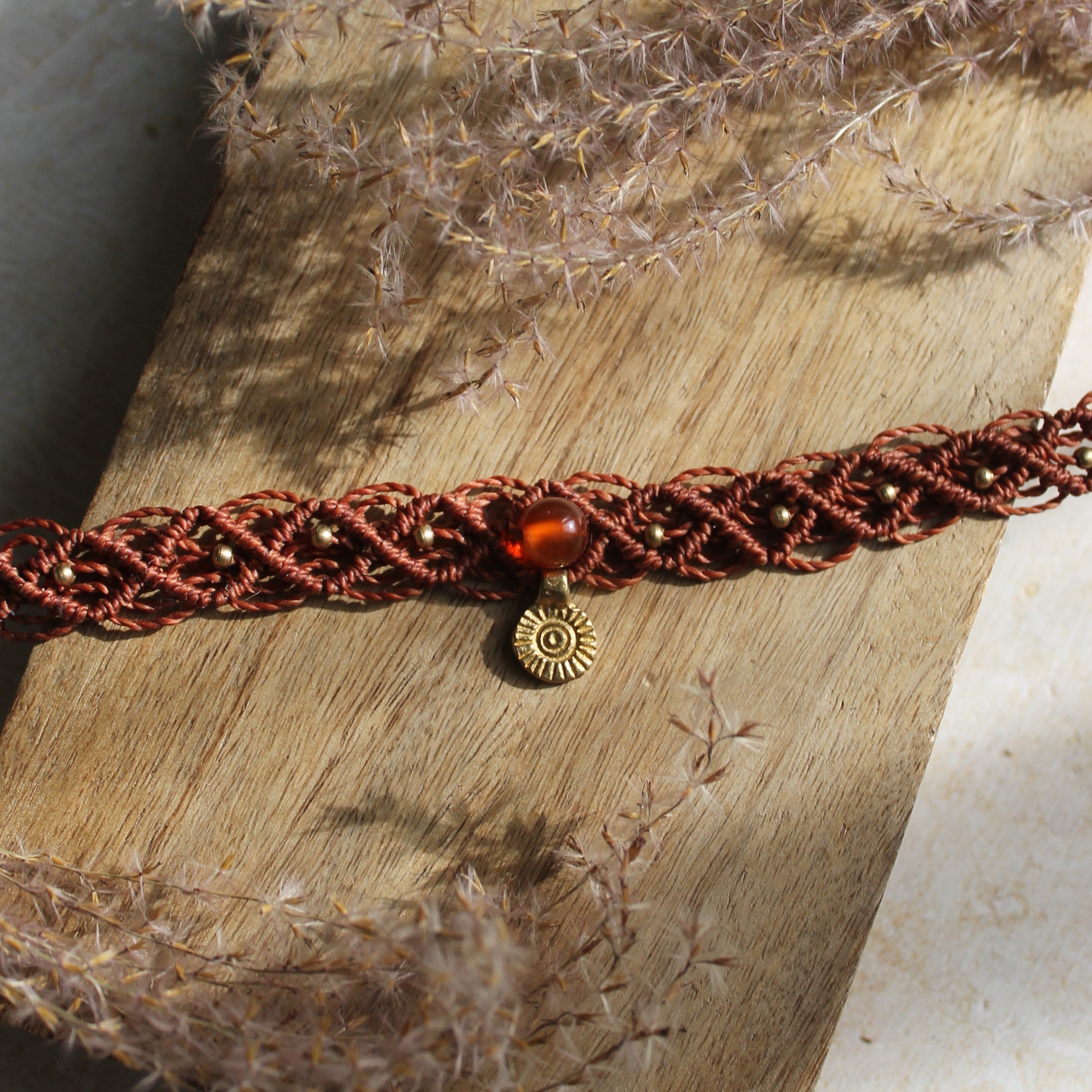 Carneol Choker Kette Makramee rostrot mit Messinganhänger goldfarben