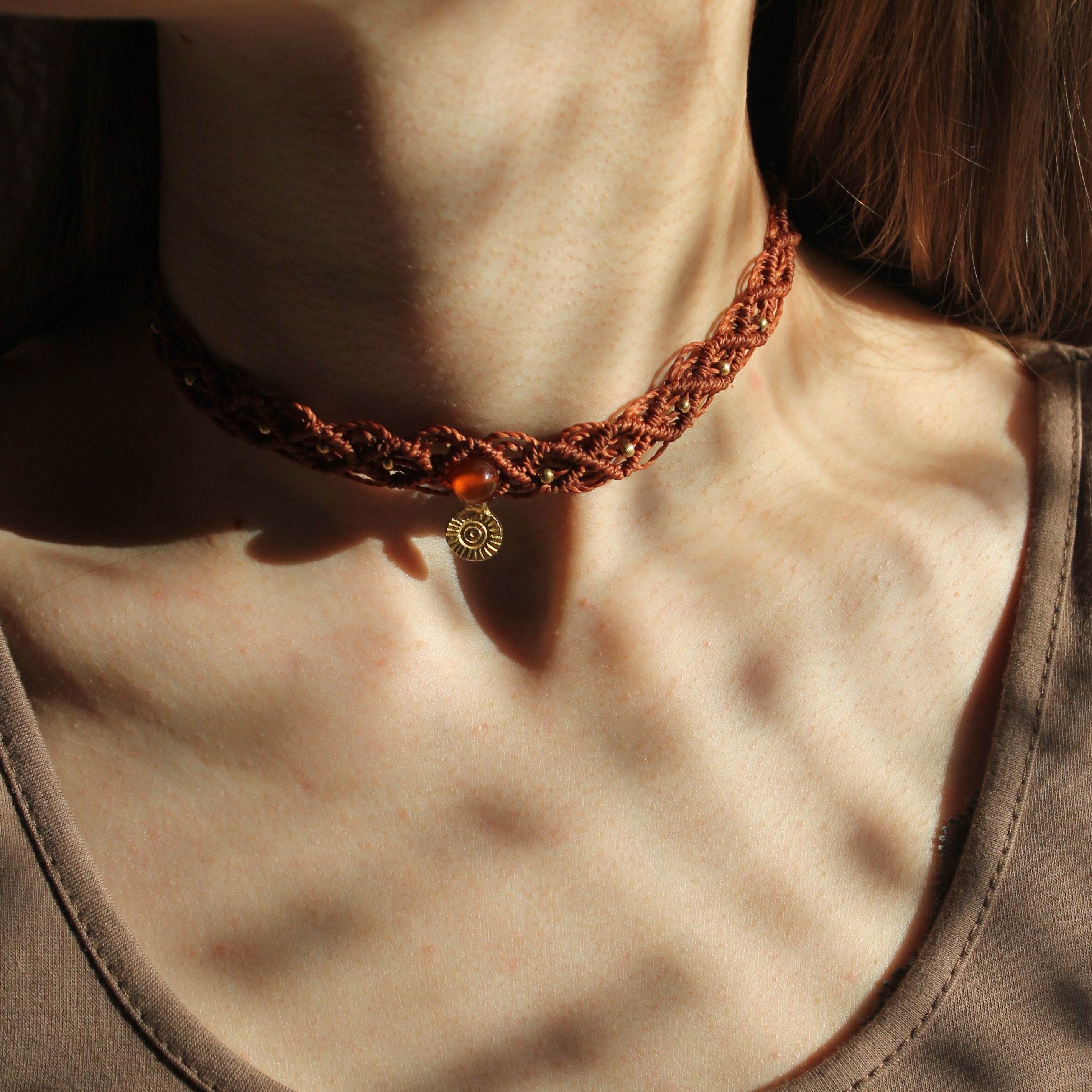 Carneol Choker Kette Makramee rostrot mit Messinganhänger goldfarben