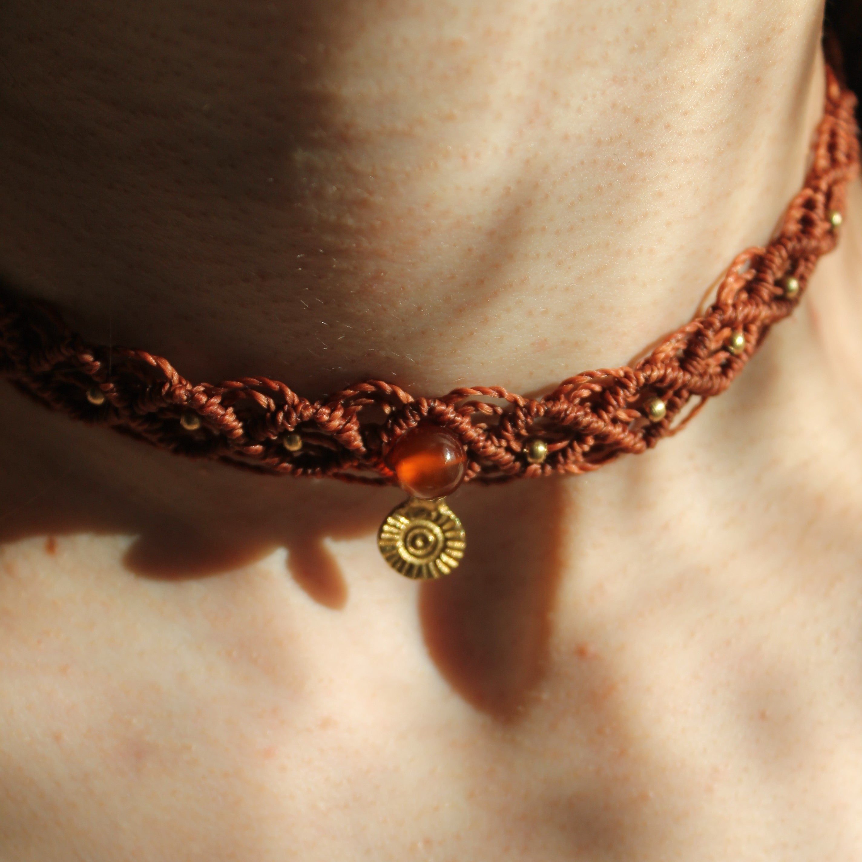 Carneol Choker Kette Makramee rostrot mit Messinganhänger goldfarben