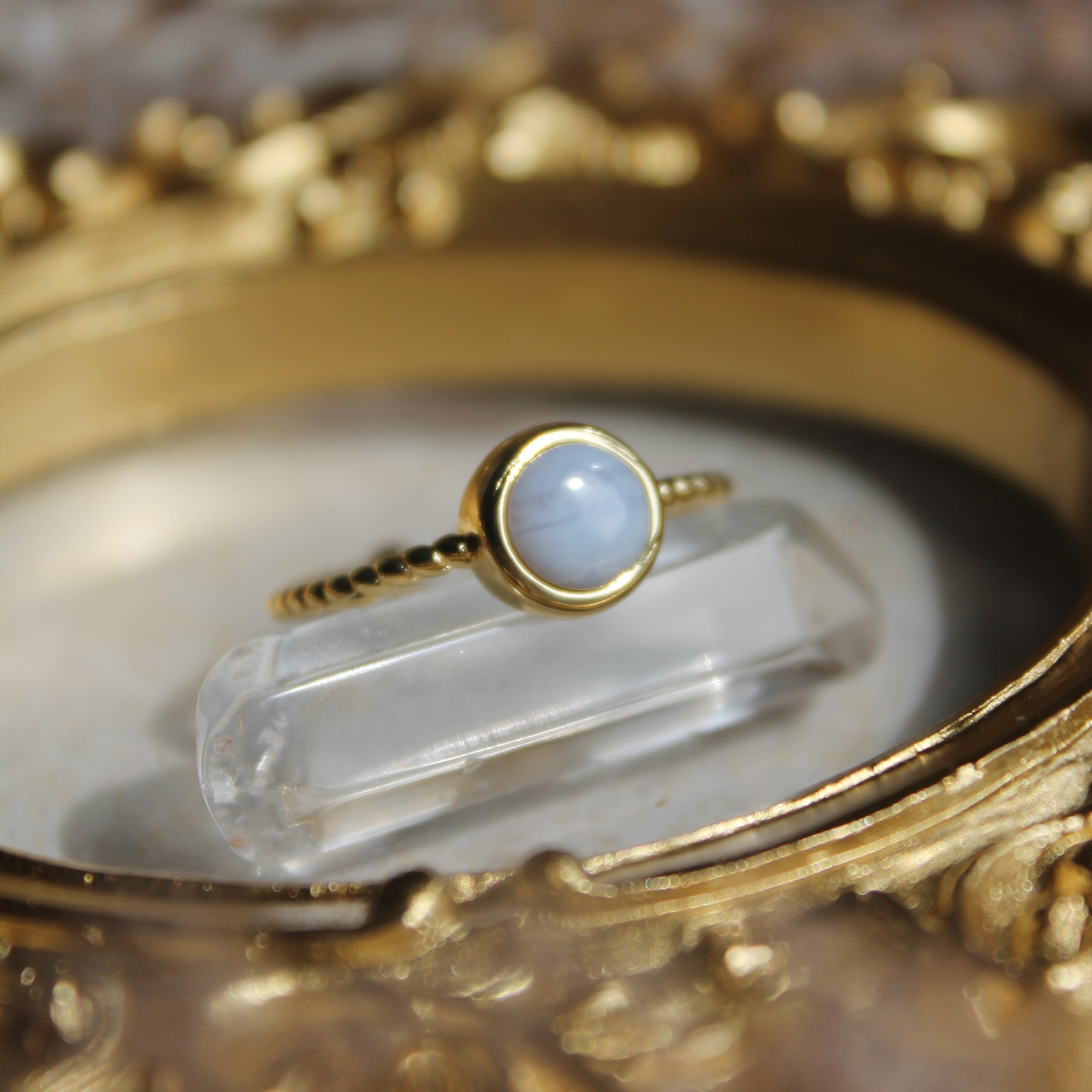 Chalcedon Edelsteinring YUNA größenverstellbar goldfarben