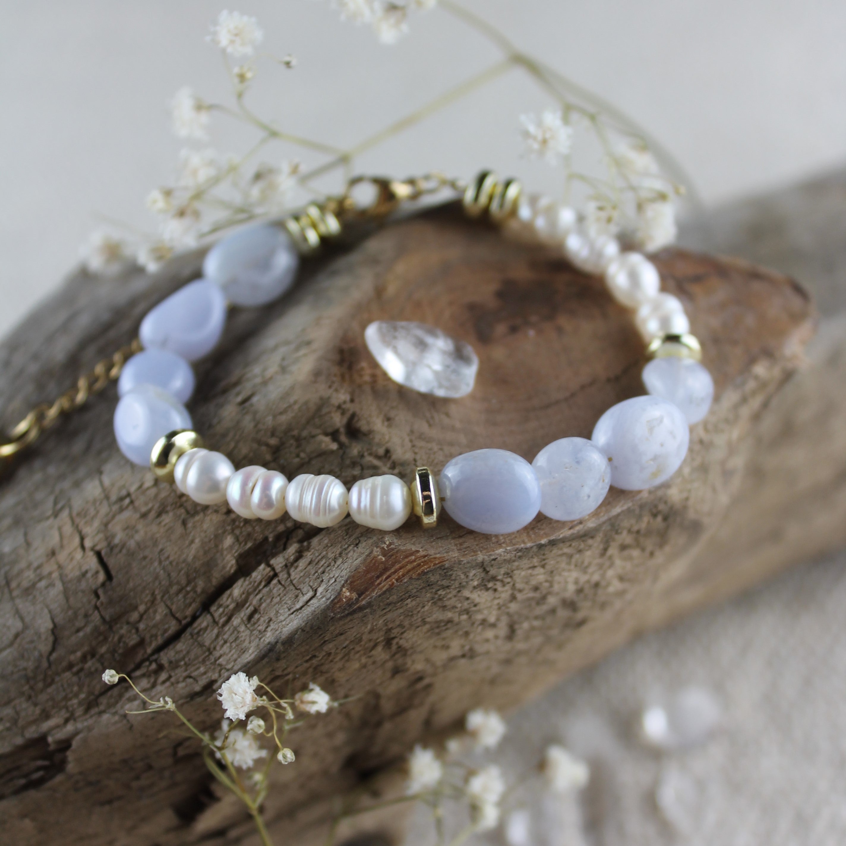 Chalcedon mit Süßwasserperlen Edelsteinarmband mit Verschluss goldfarben