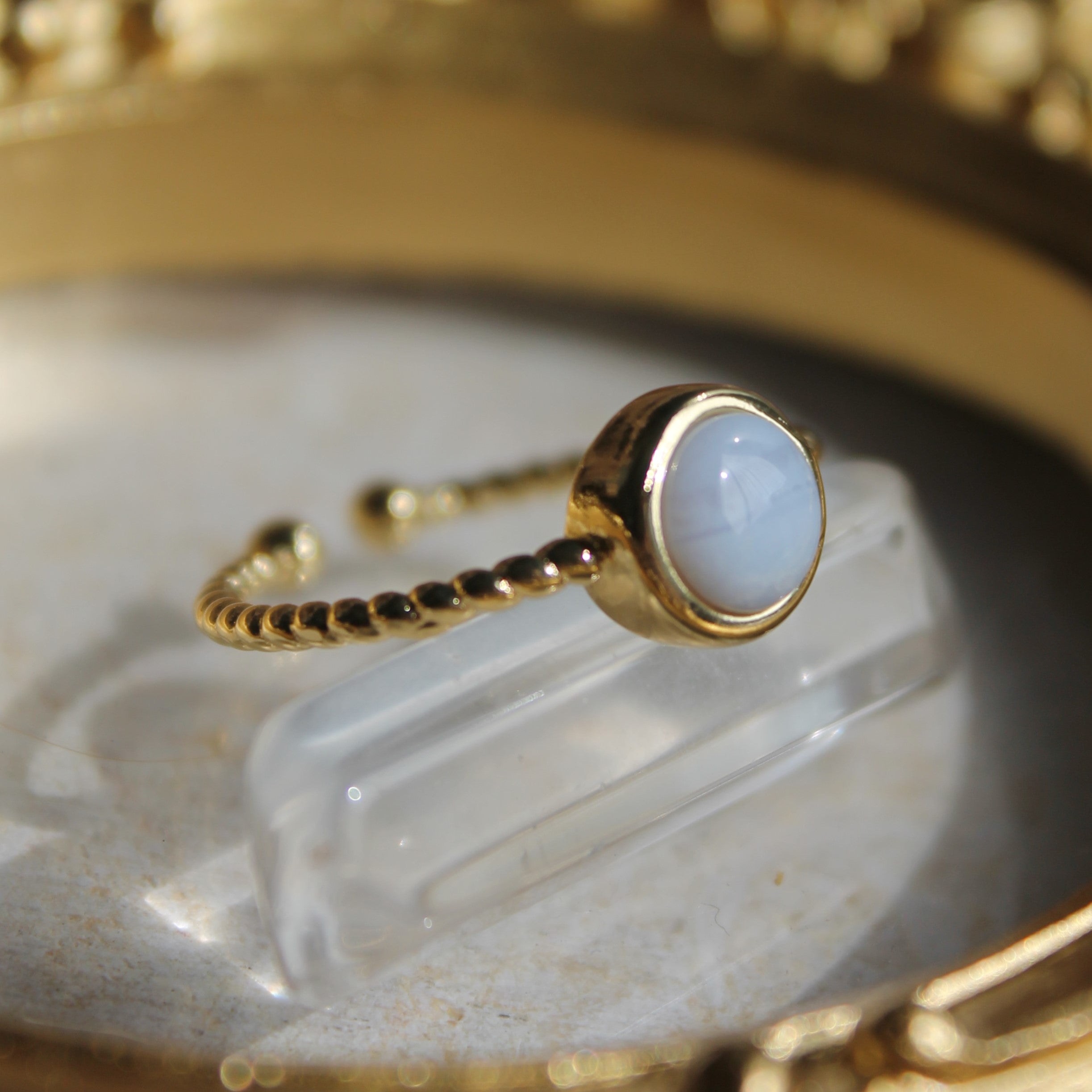 Chalcedon Edelsteinring YUNA größenverstellbar goldfarben