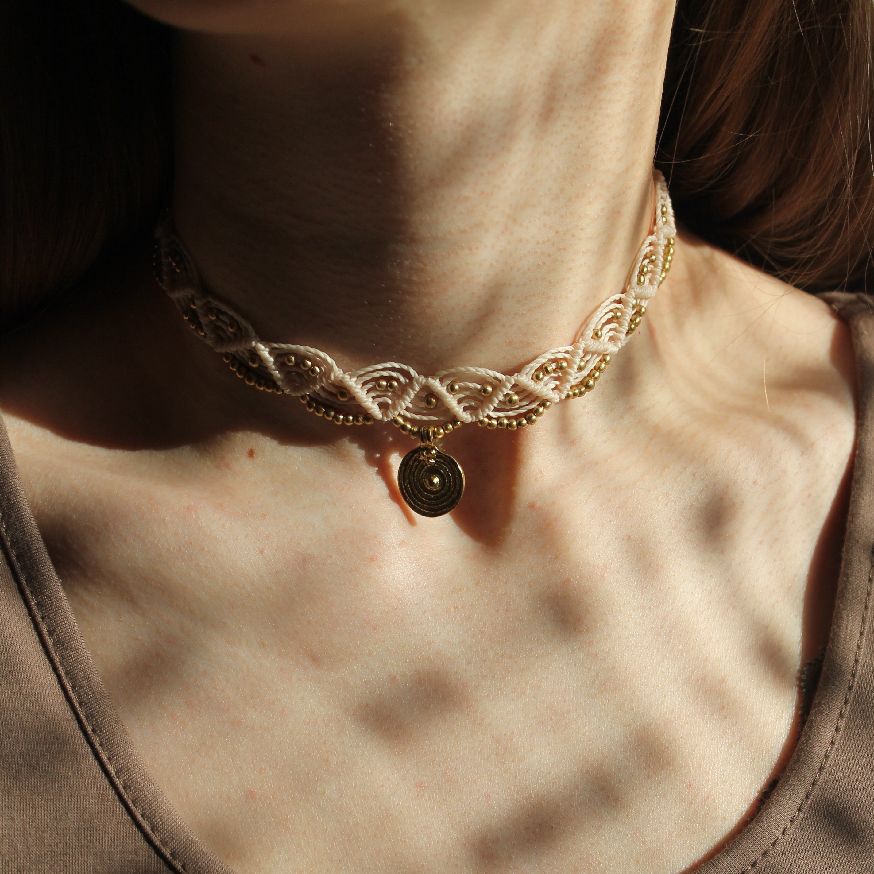 ENYA Choker Kette Makramee mit Messinganhänger goldfarben