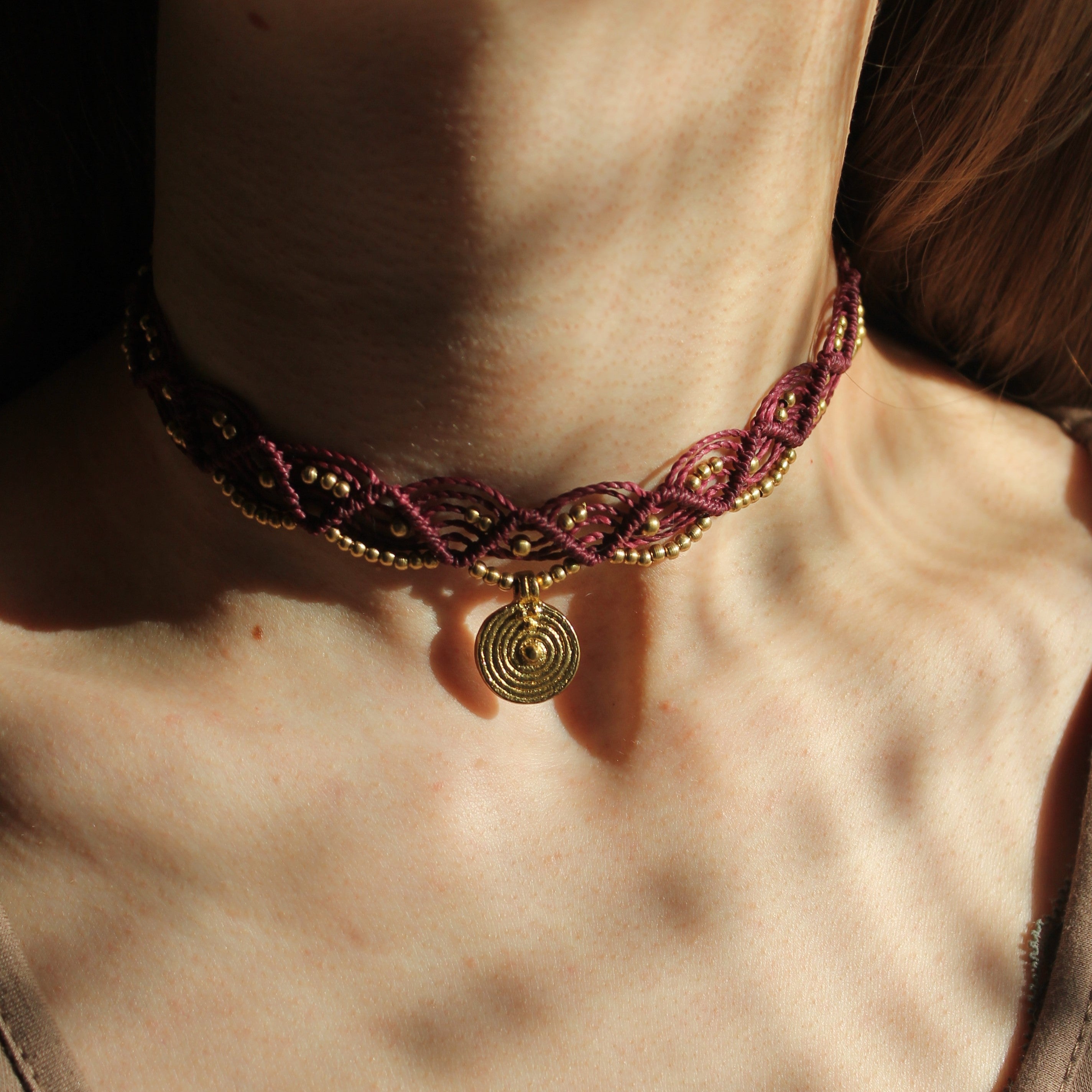 ENYA Choker Kette Makramee mit Messinganhänger goldfarben