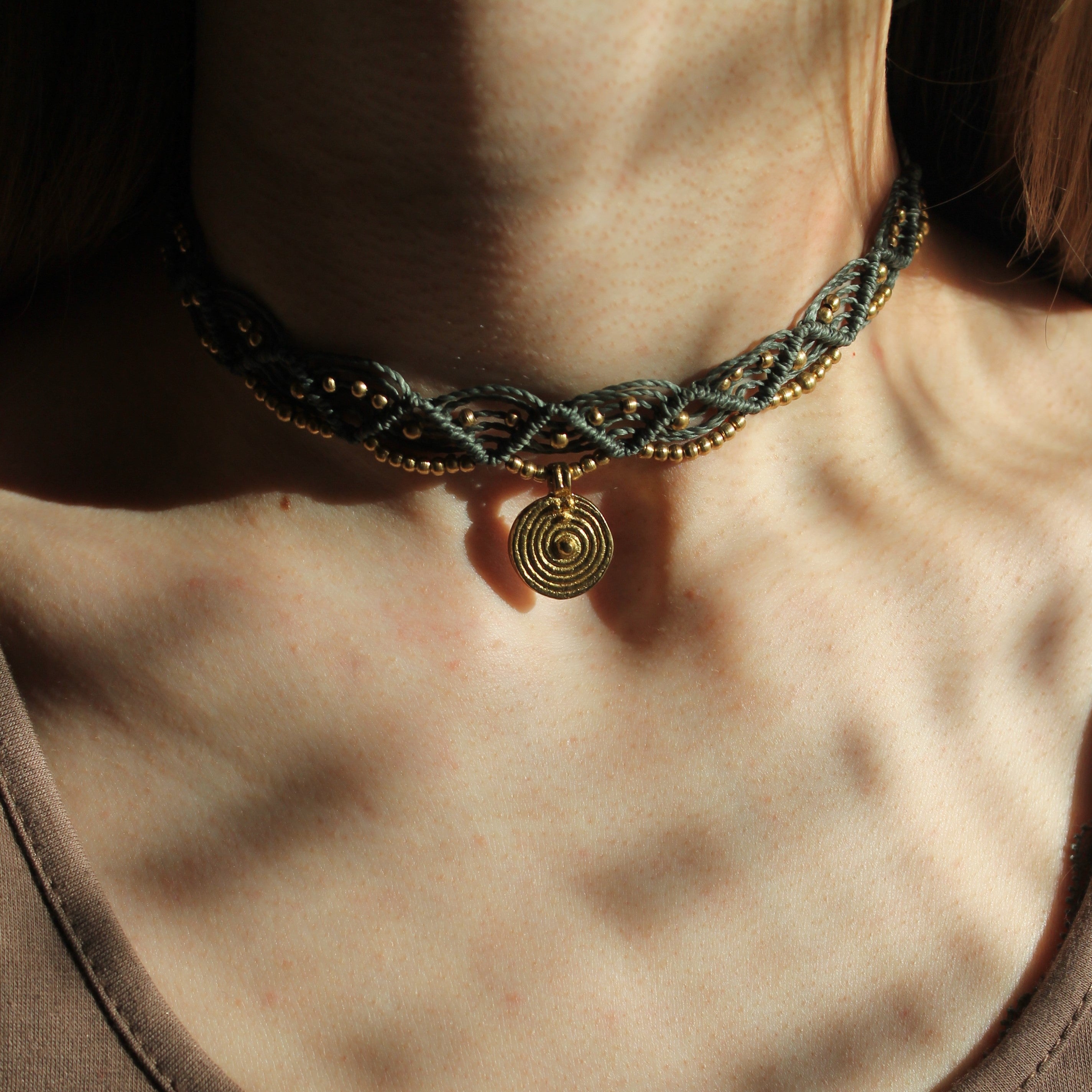 ENYA Choker Kette Makramee mit Messinganhänger goldfarben