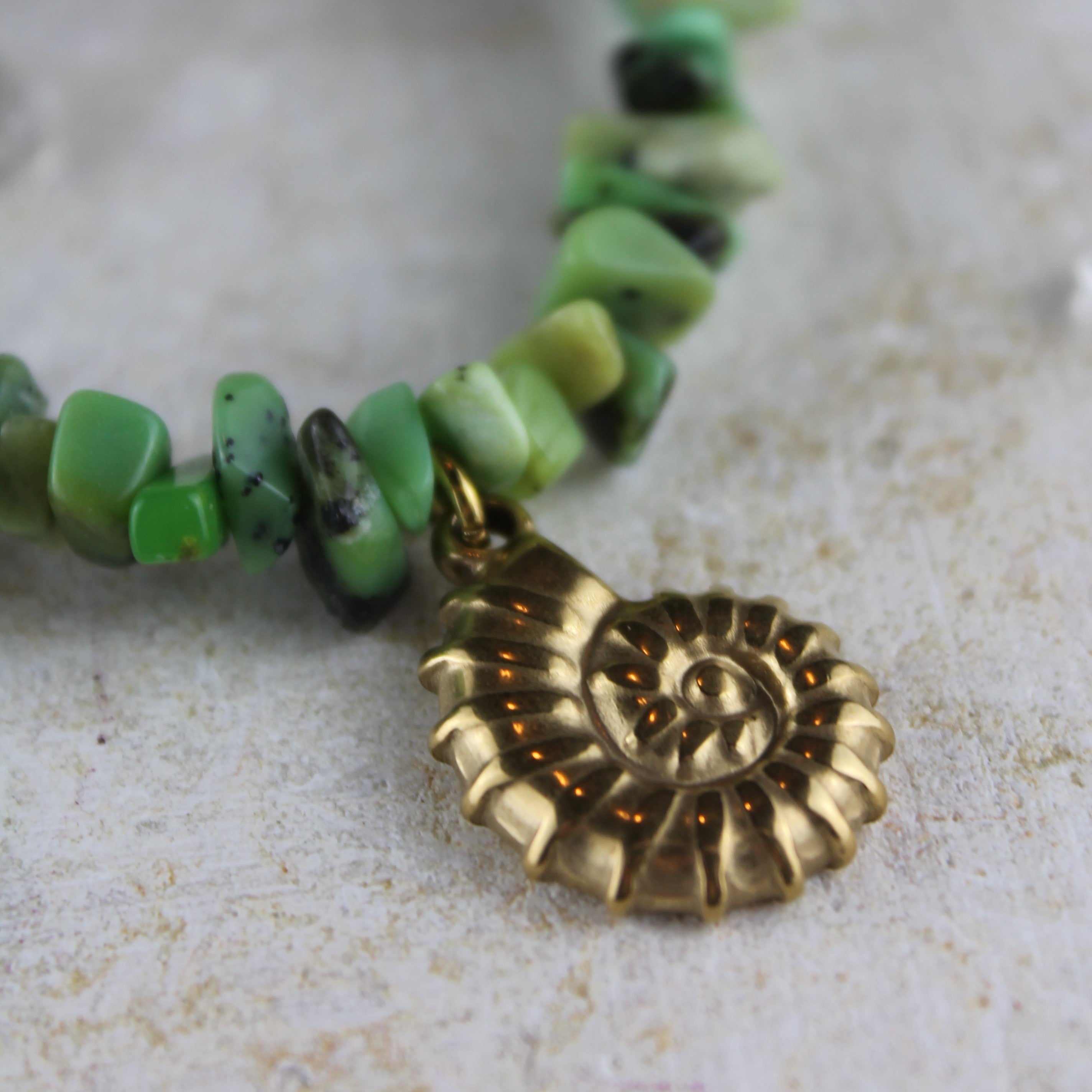 Chrysopras Splitter Choker Kette mit Anhänger goldfarben