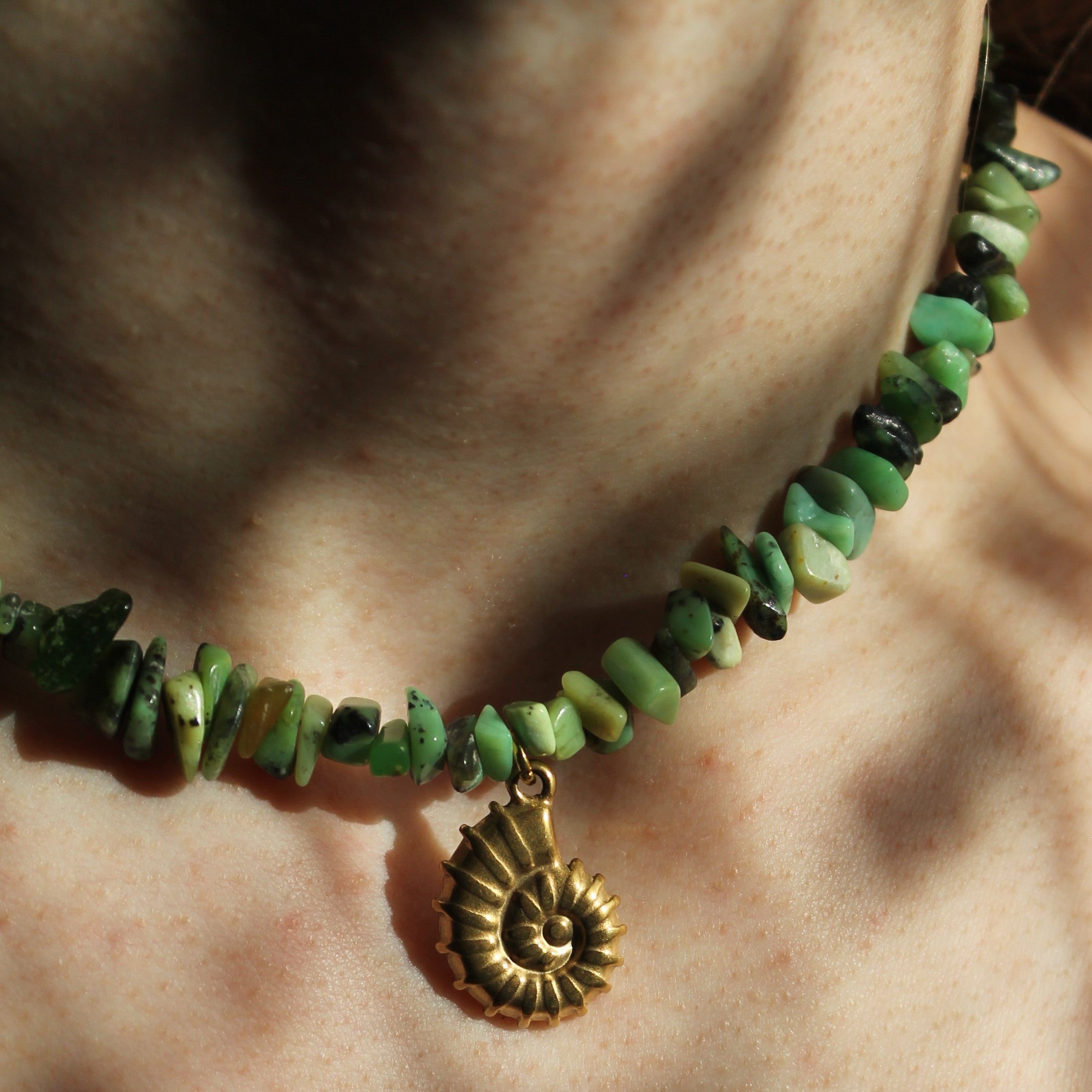 Chrysopras Splitter Choker Kette mit Anhänger goldfarben