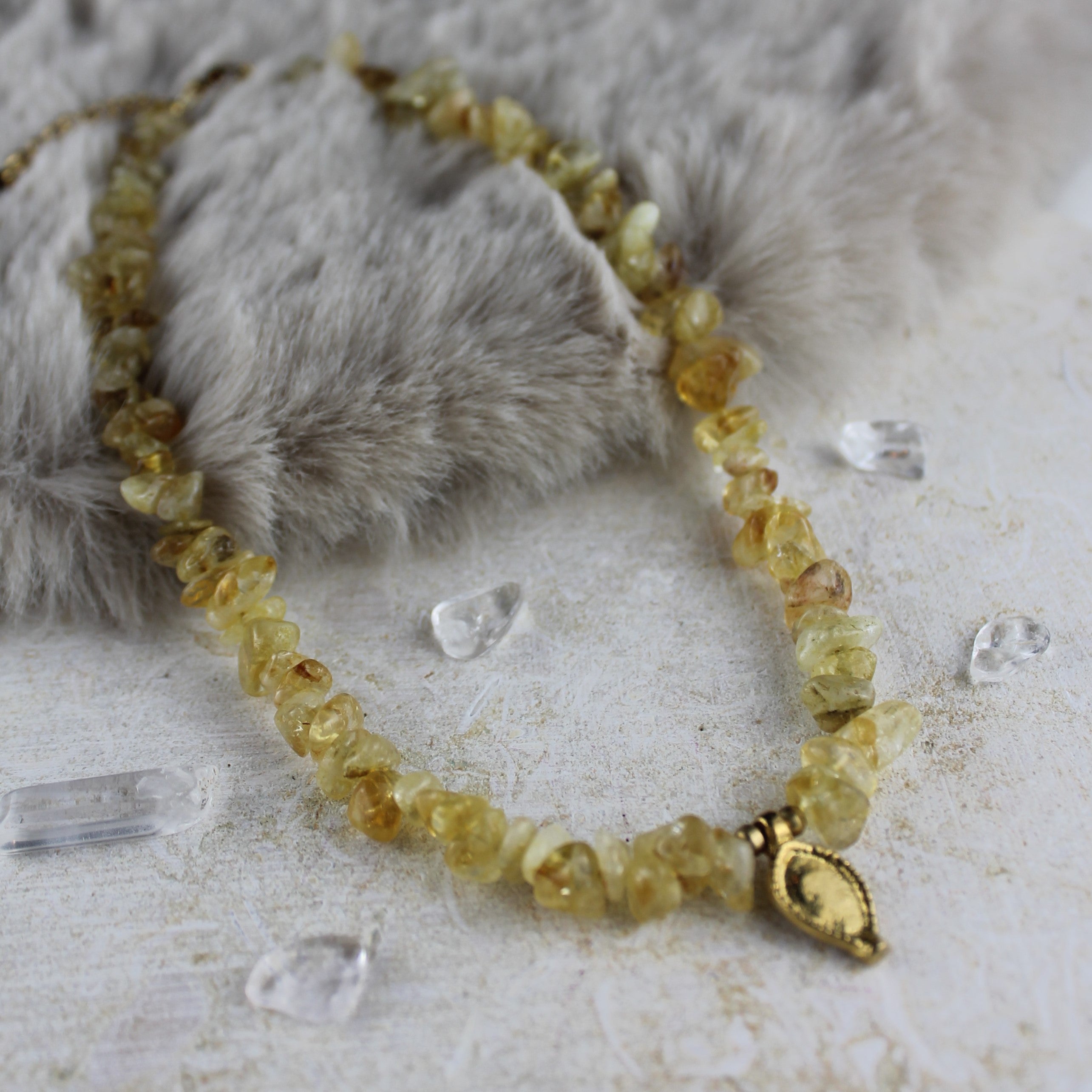 Citrin Splitter Choker Kette mit Messinganhänger goldfarben