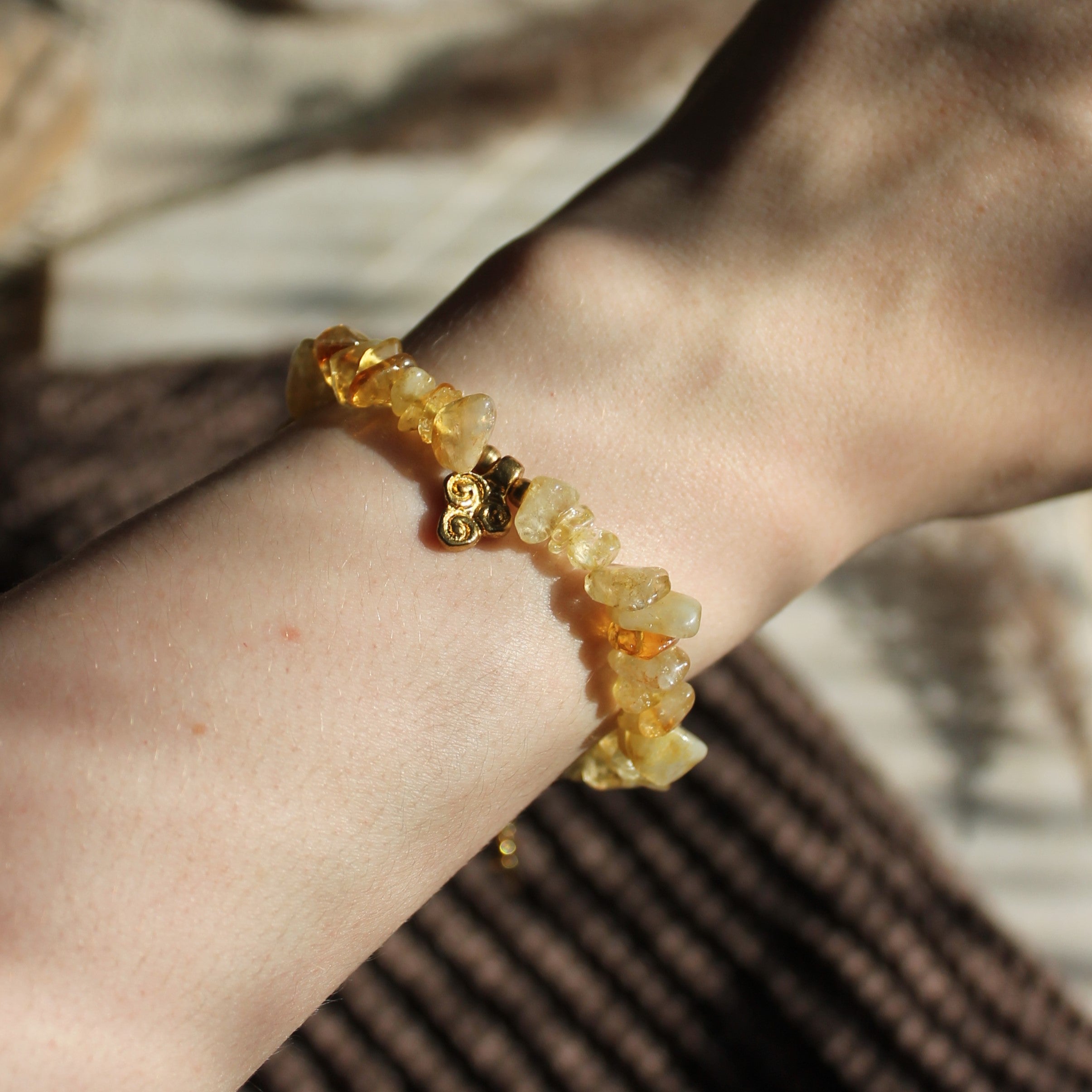 Citrin Splitter mit Messinganhänger Edelsteinarmband mit Verschluss goldfarben