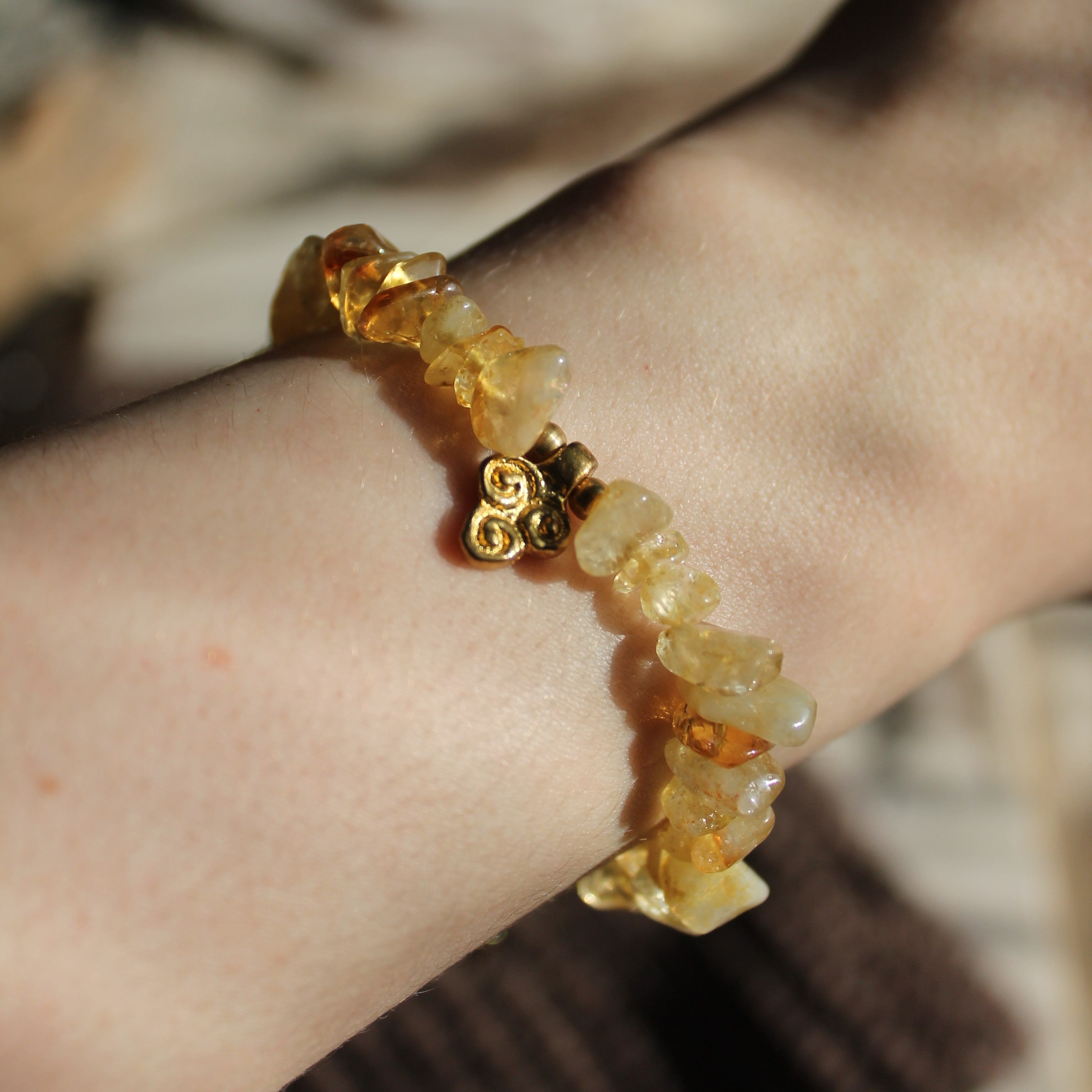 Citrin Splitter mit Messinganhänger Edelsteinarmband mit Verschluss goldfarben