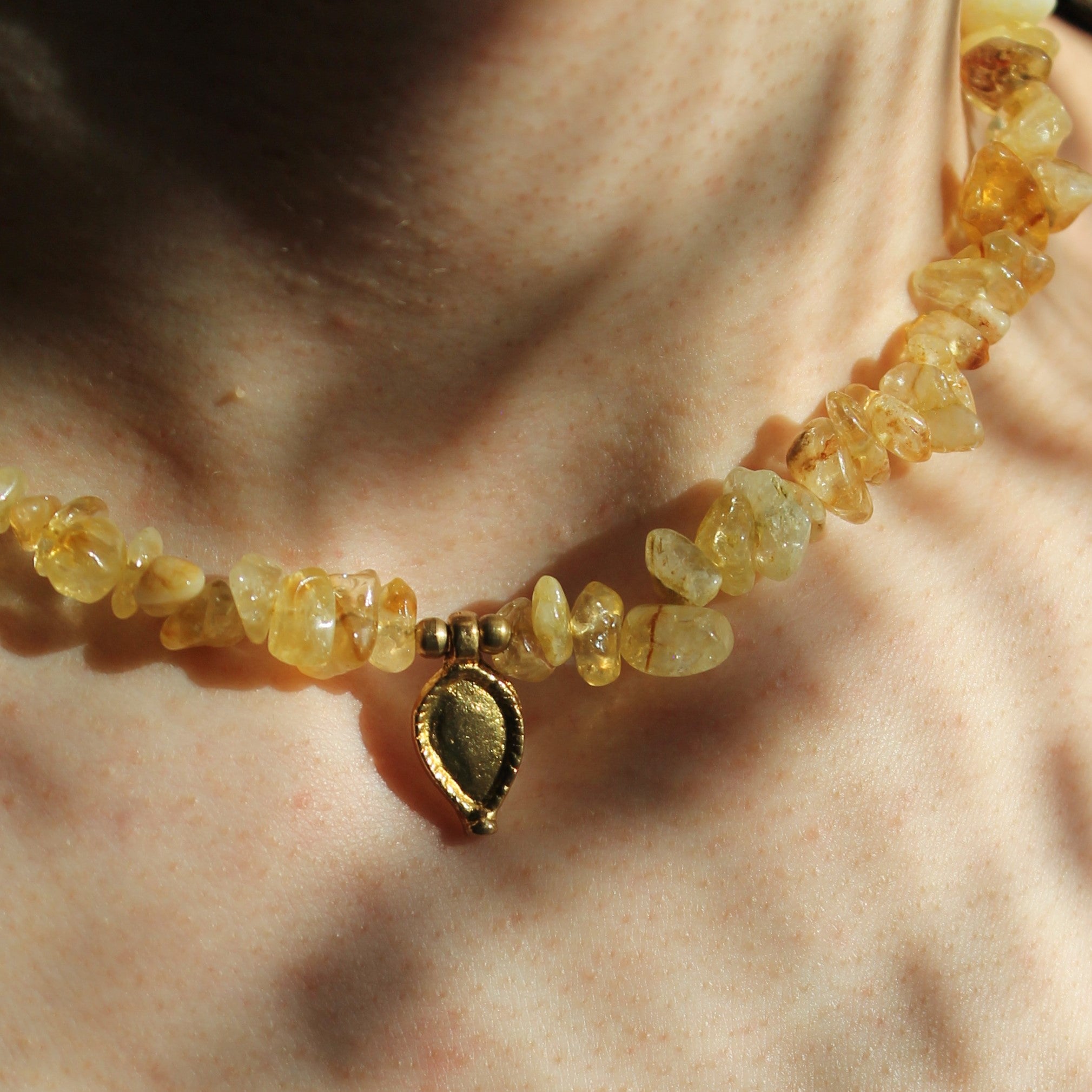 Citrin Splitter Choker Kette mit Messinganhänger goldfarben