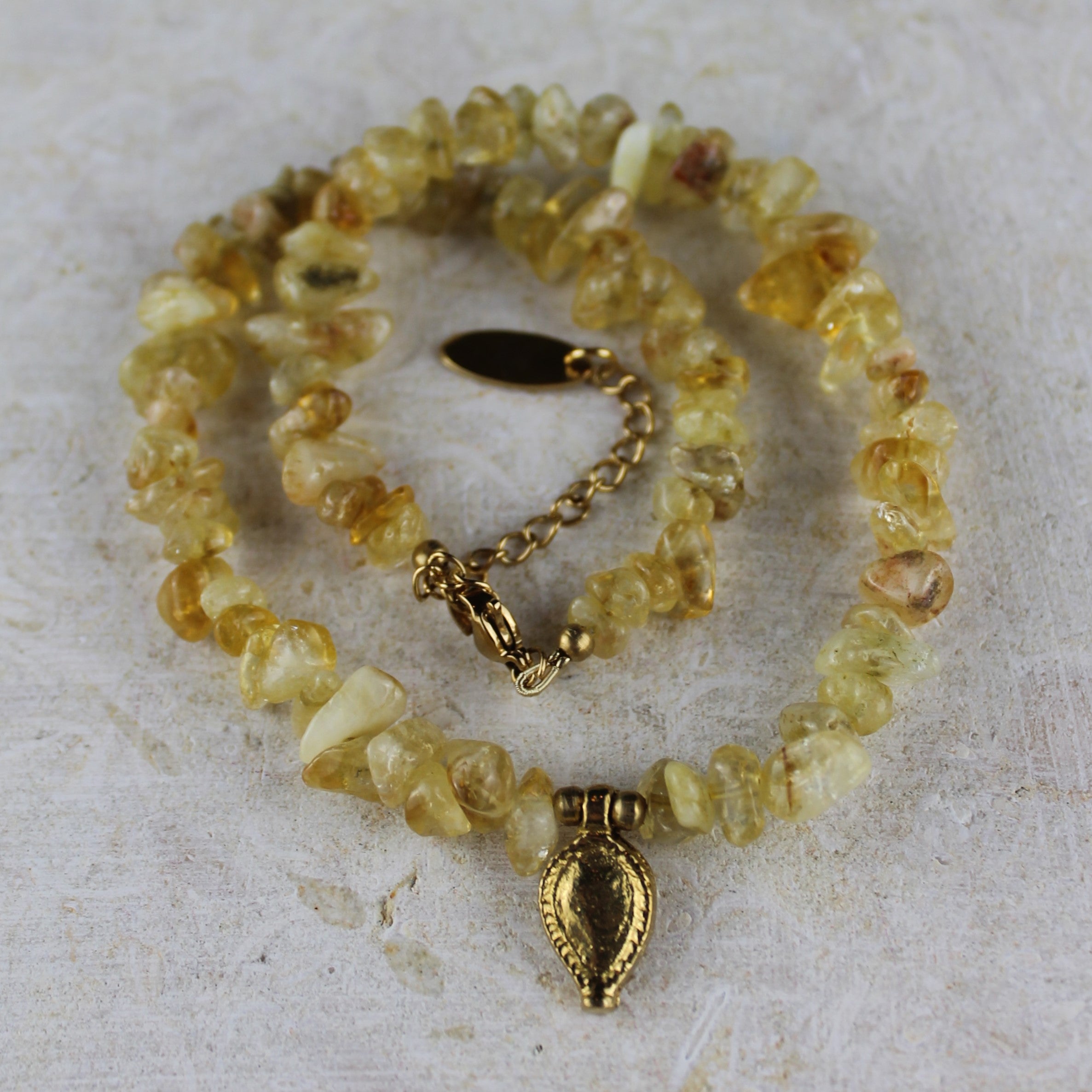 Citrin Splitter Choker Kette mit Messinganhänger goldfarben