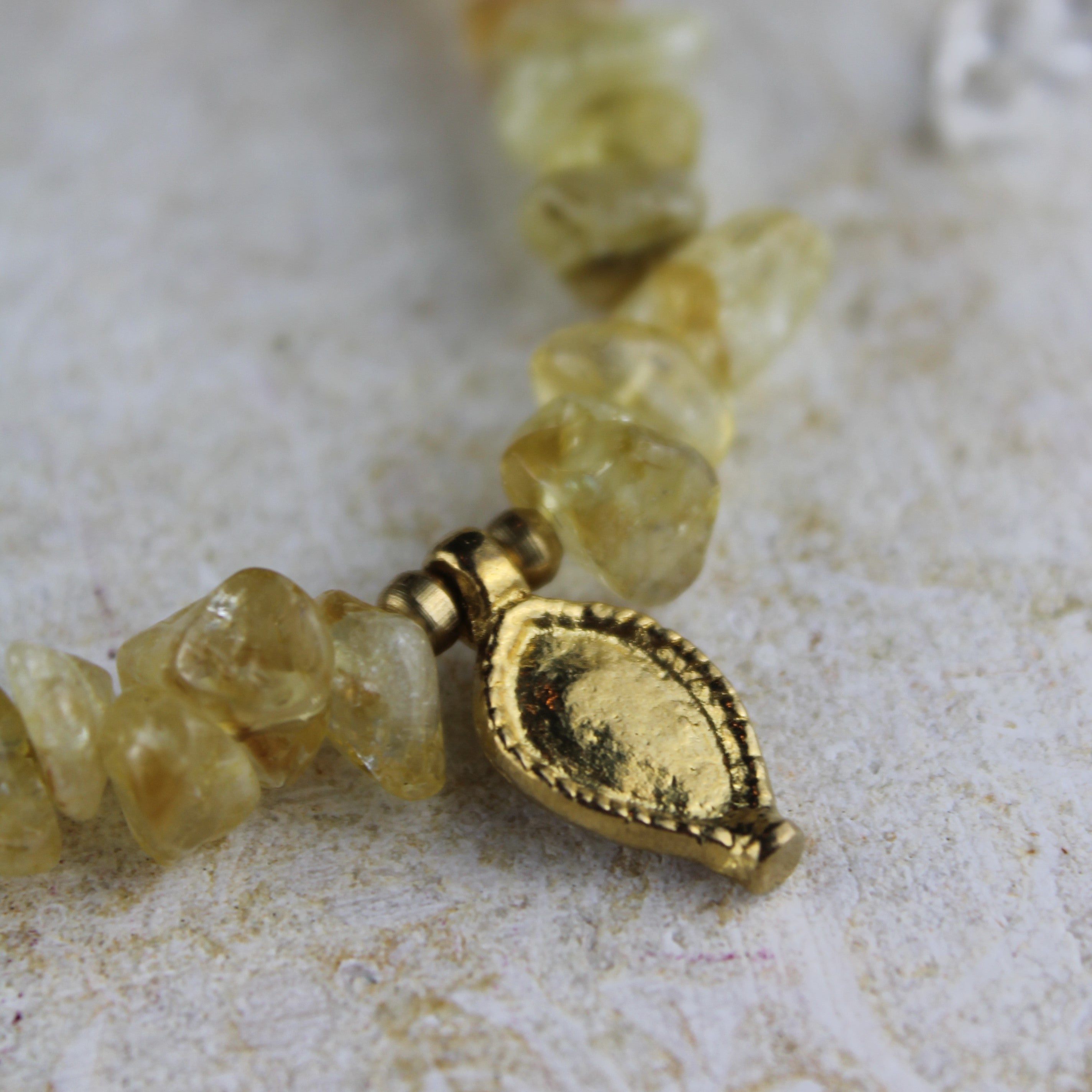 Citrin Splitter Choker Kette mit Messinganhänger goldfarben