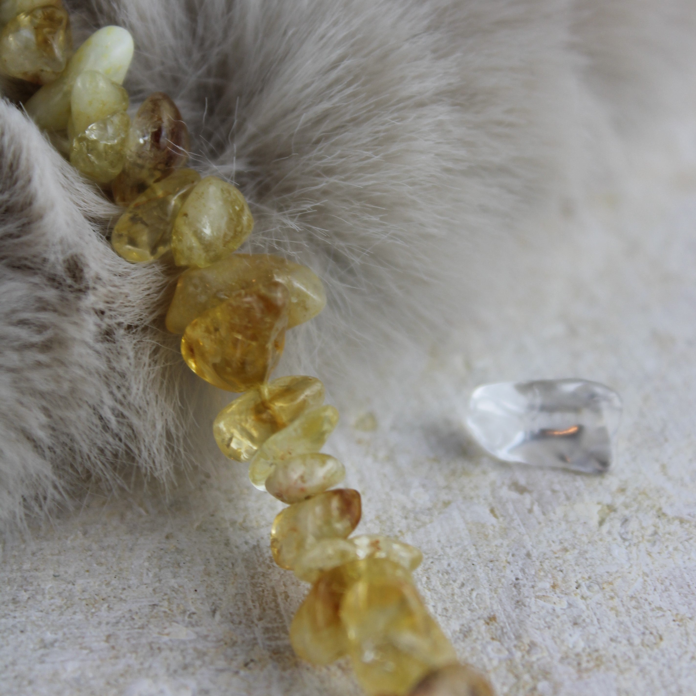 Citrin Splitter Choker Kette mit Messinganhänger goldfarben