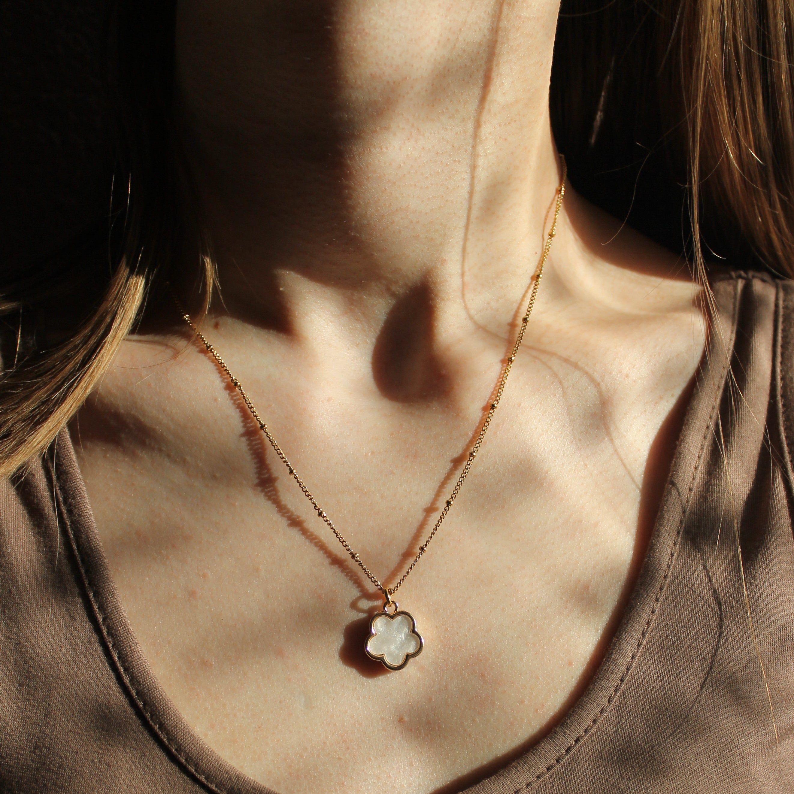 Clover weiß Perlmutt Anhänger Kette goldfarben