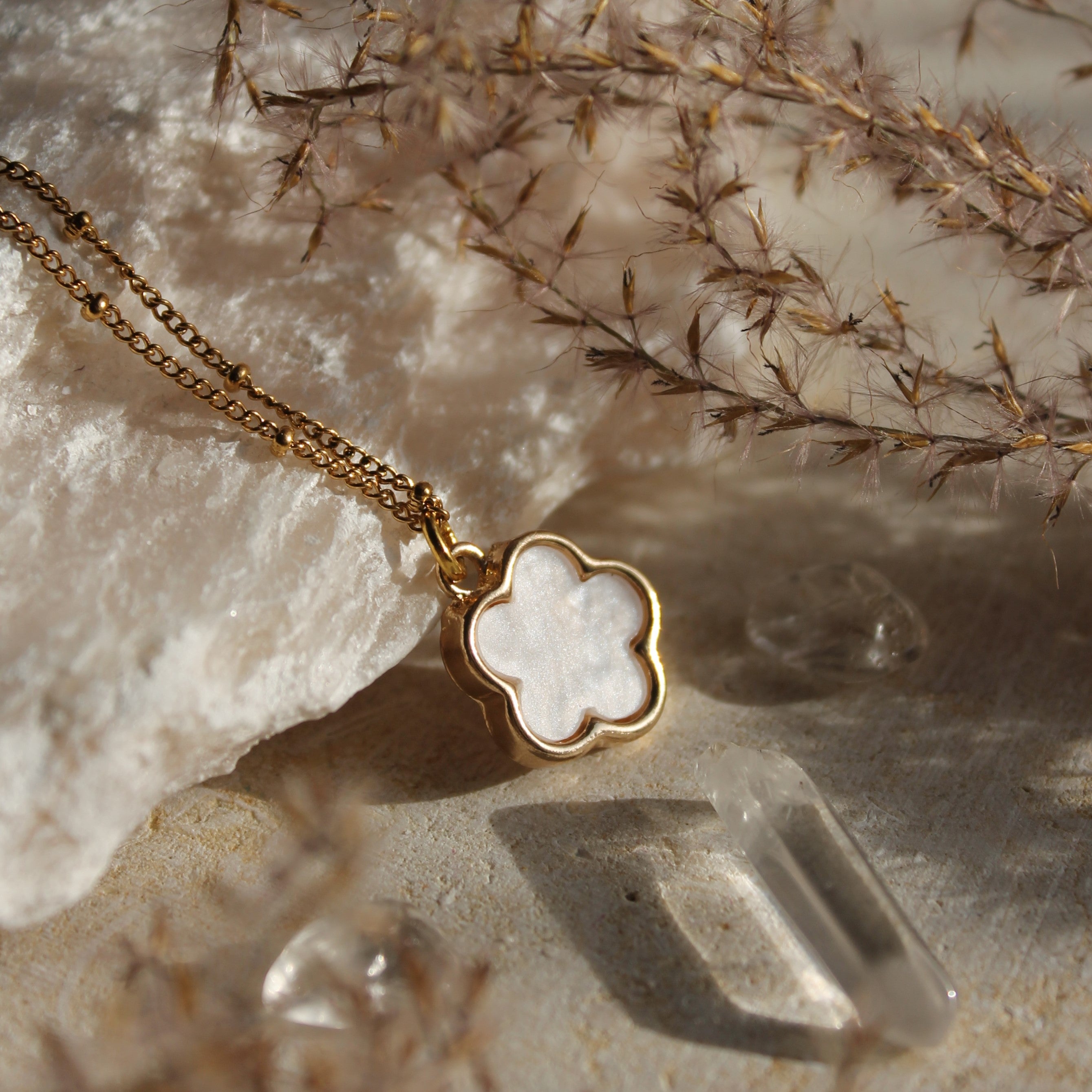 Clover weiß Perlmutt Anhänger Kette goldfarben