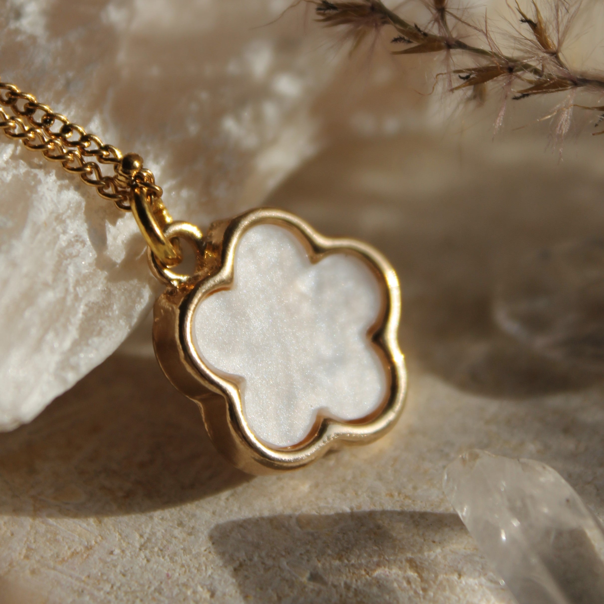 Clover weiß Perlmutt Anhänger Kette goldfarben