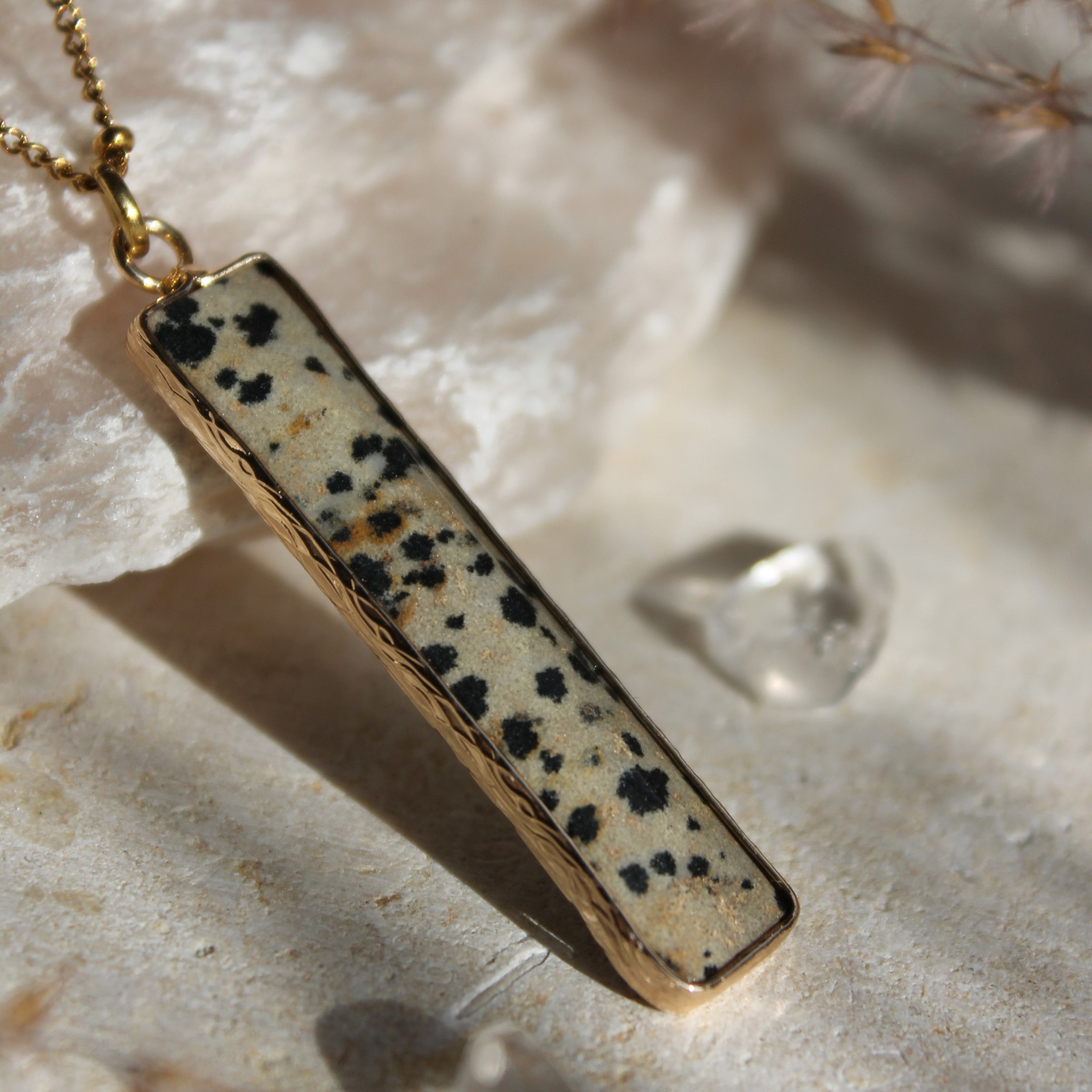 Dalmatiner Stab Jaspis Edelsteinanhänger Kette goldfarben