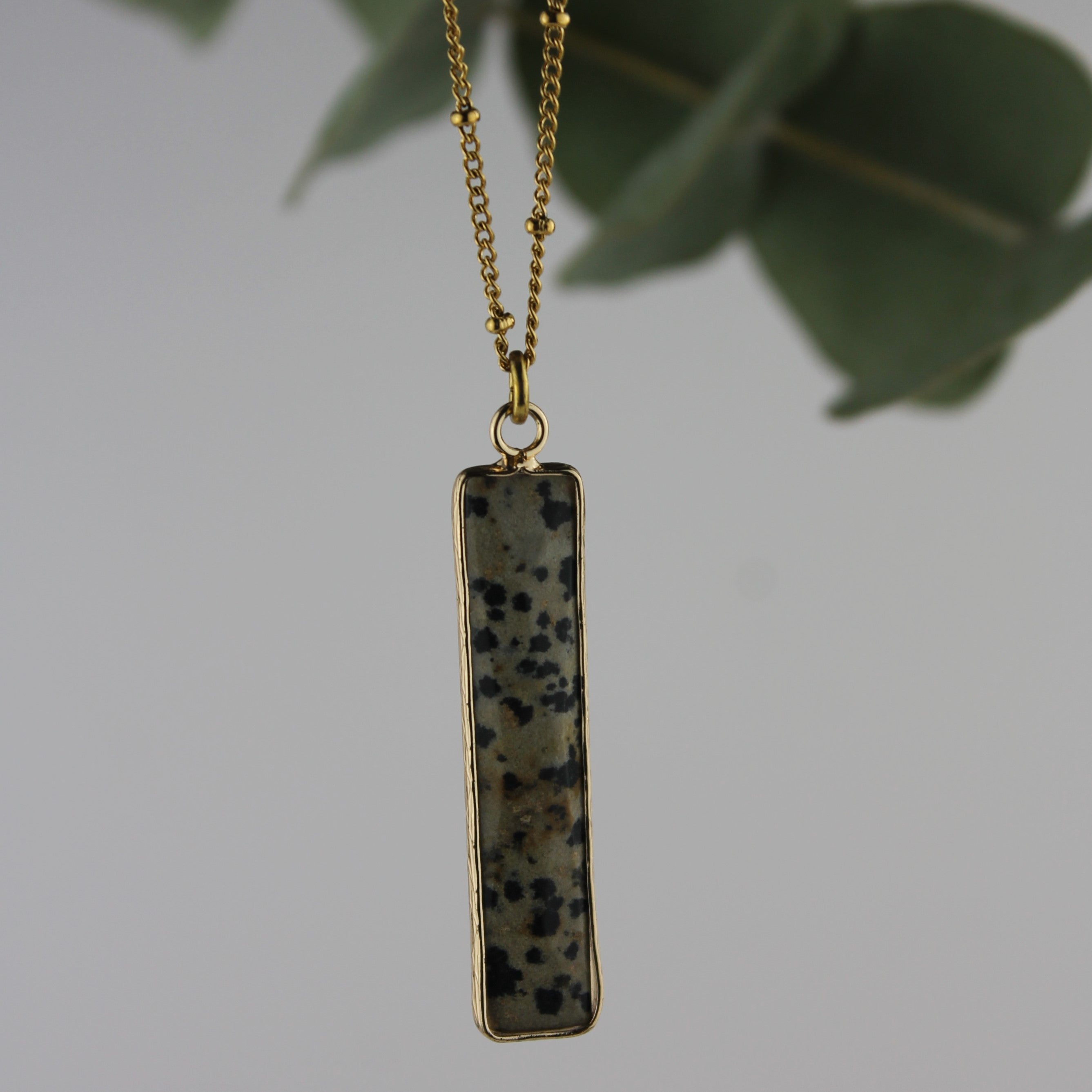 Dalmatiner Stab Jaspis Edelsteinanhänger Kette goldfarben