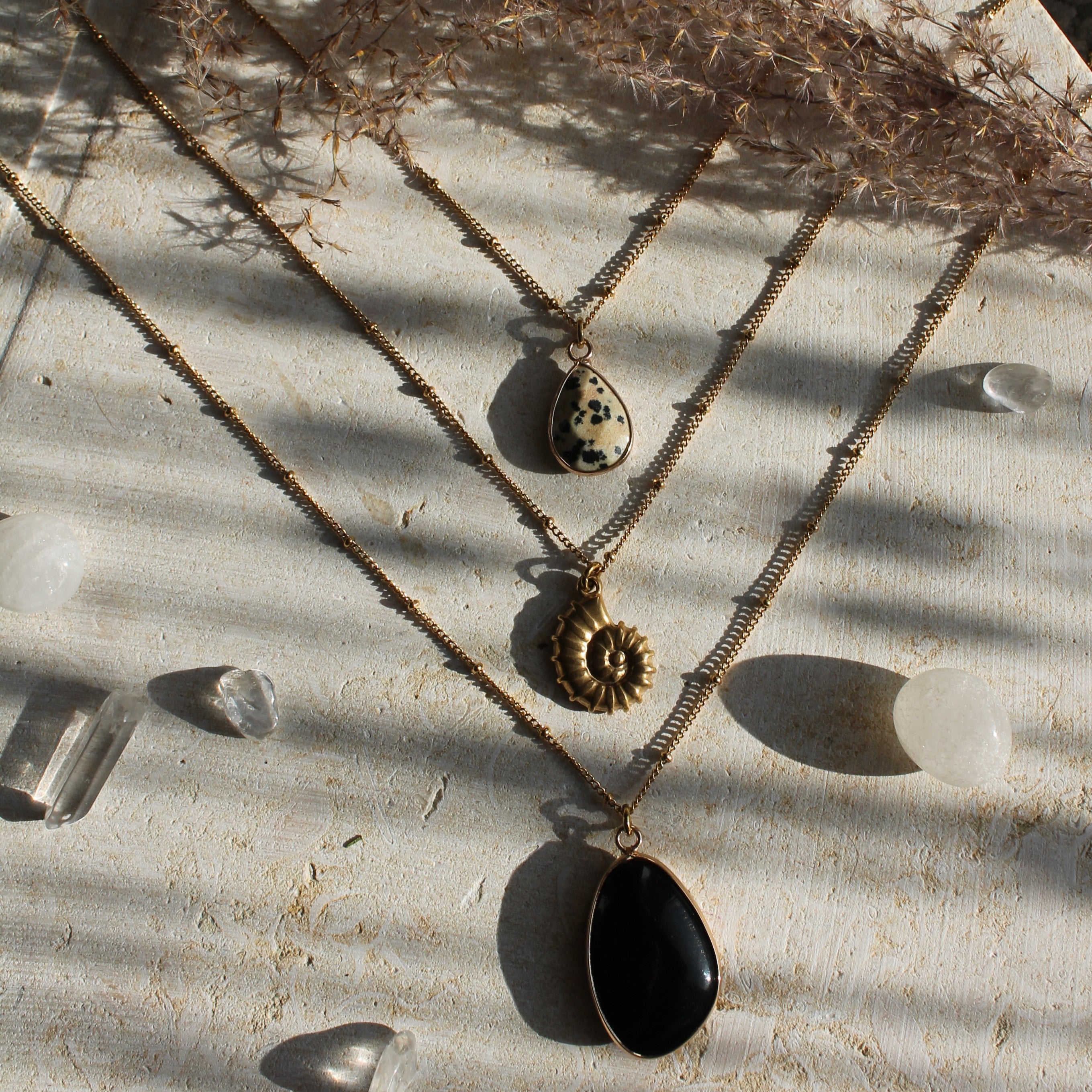 Schwarzer Turmalin groß Edelsteinanhänger Kette goldfarben