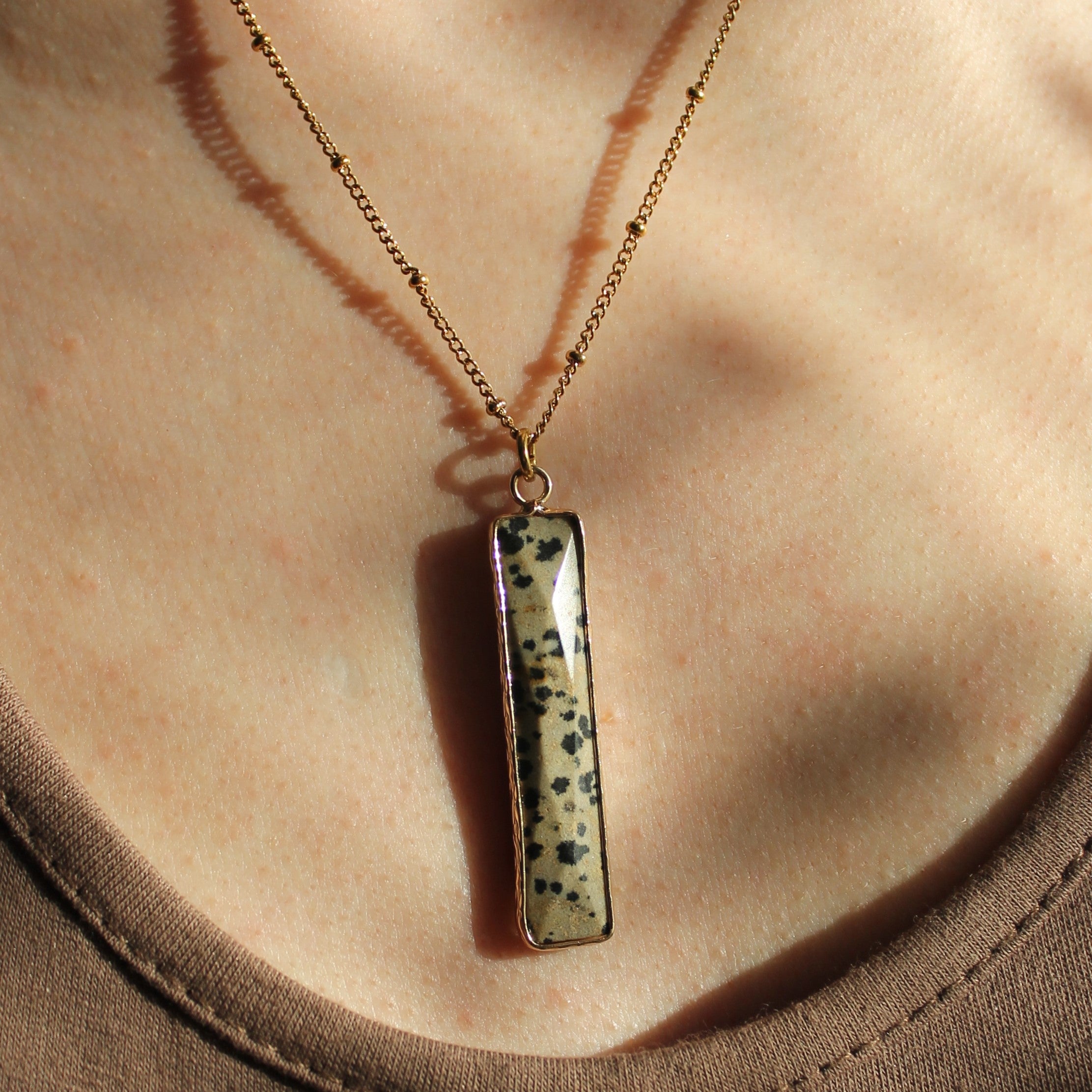 Dalmatiner Stab Jaspis Edelsteinanhänger Kette goldfarben