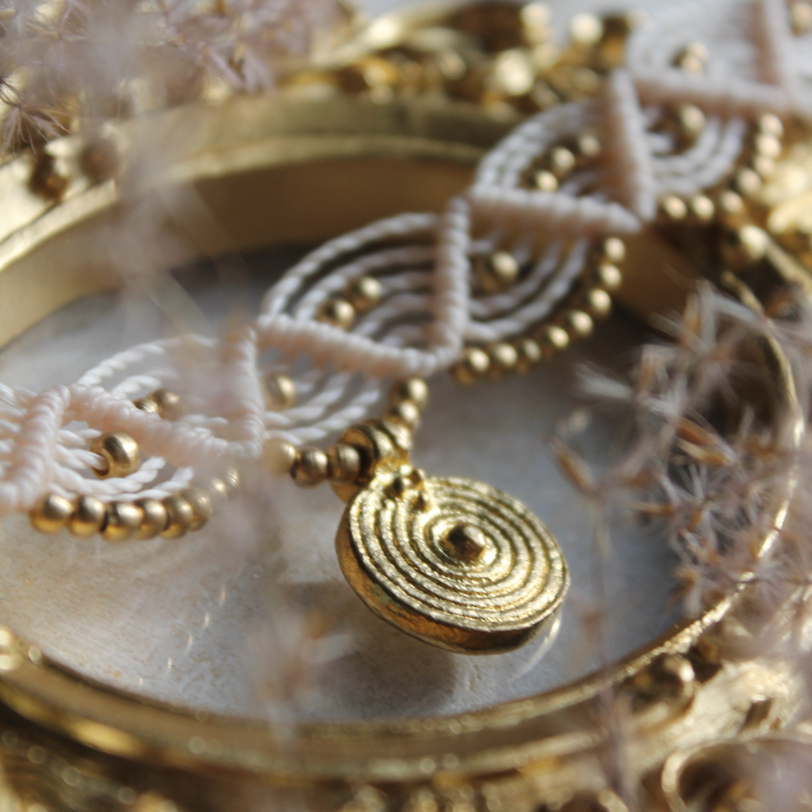 ENYA Choker Kette Makramee mit Messinganhänger goldfarben