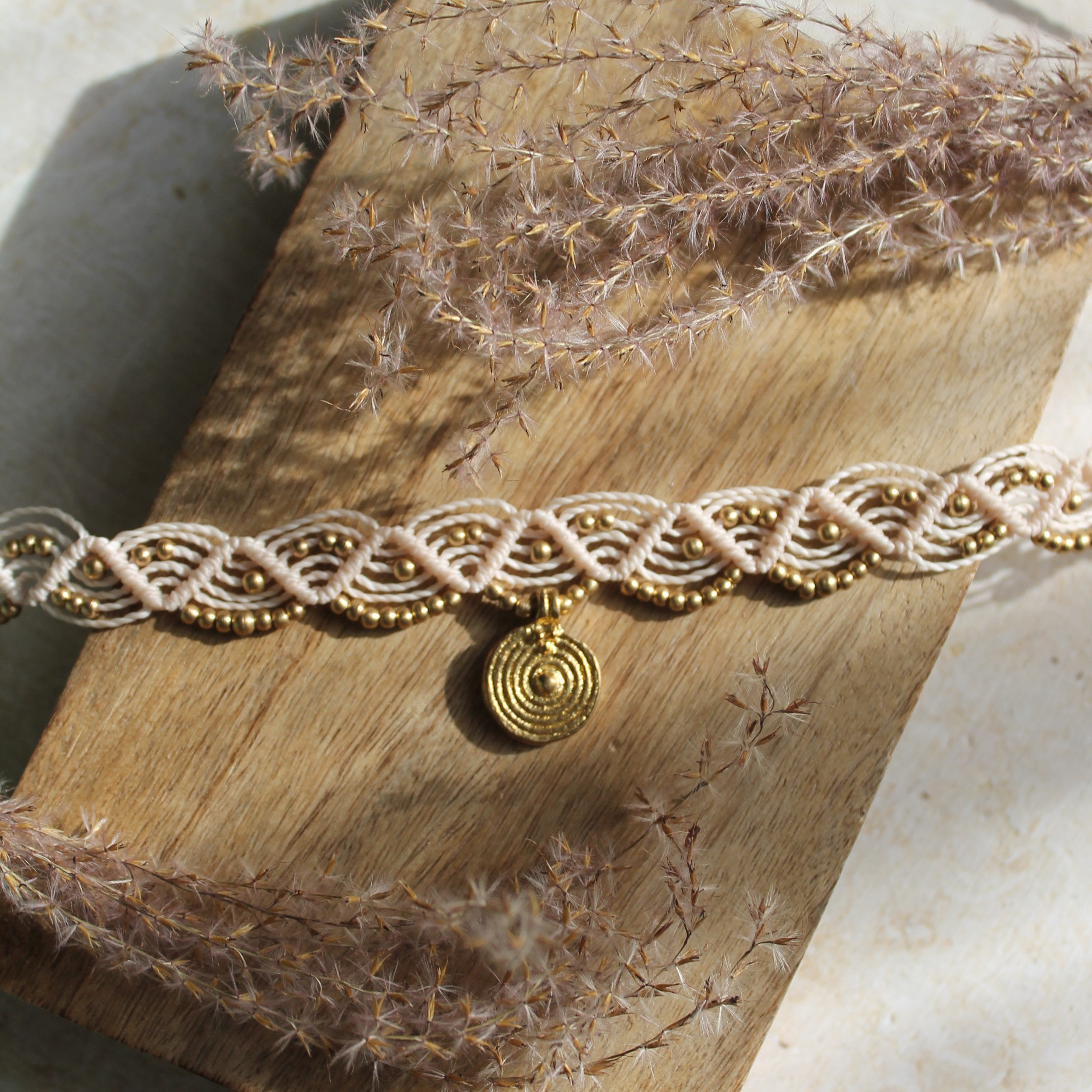 ENYA Choker Kette Makramee mit Messinganhänger goldfarben