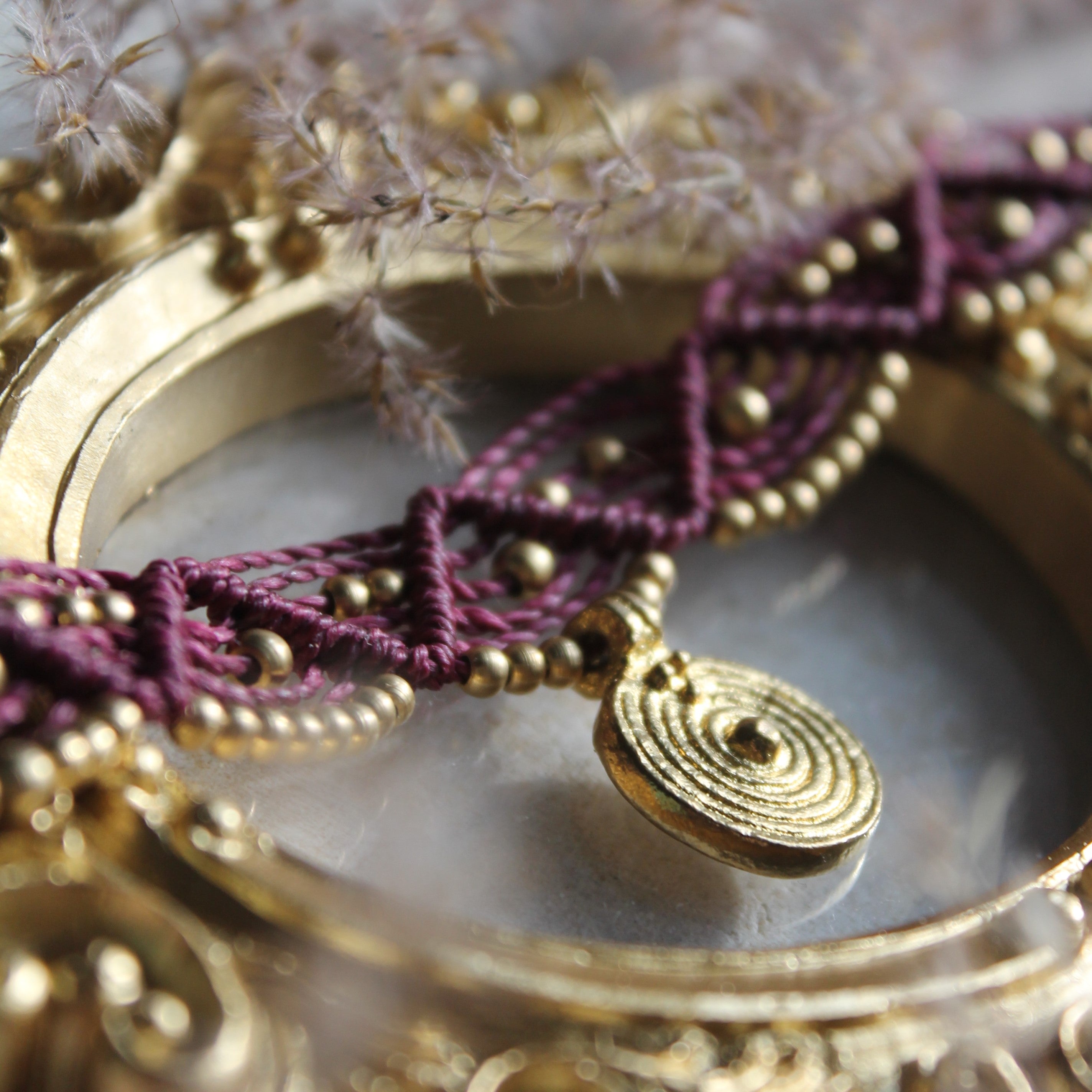 ENYA Choker Kette Makramee mit Messinganhänger goldfarben