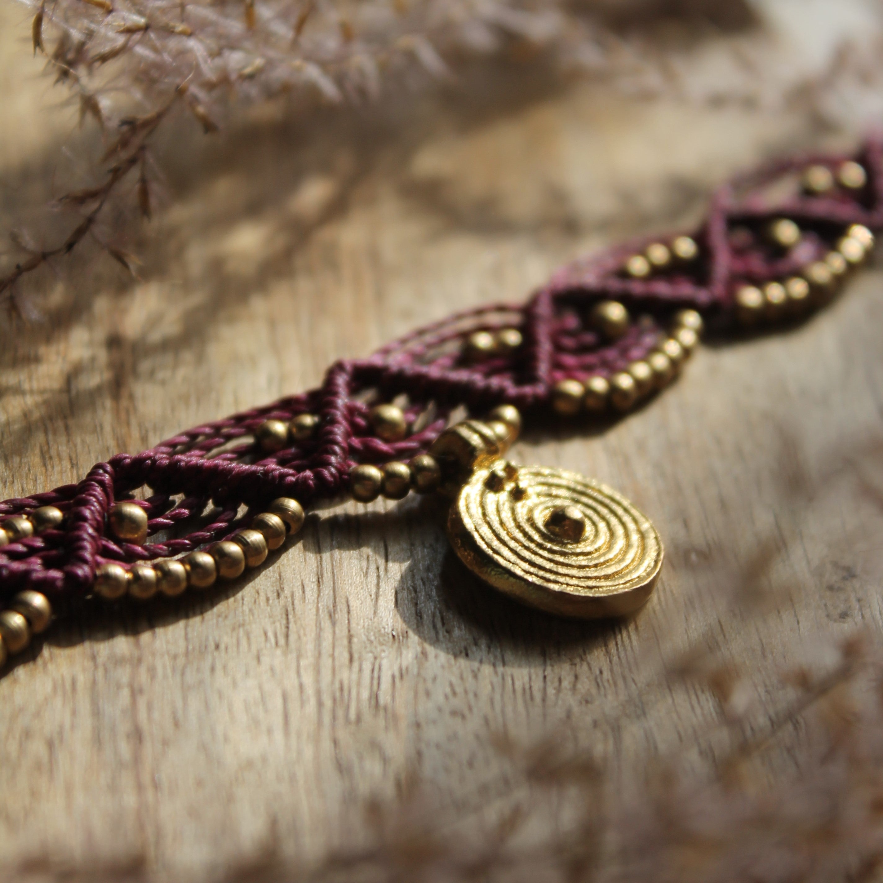 ENYA Choker Kette Makramee mit Messinganhänger goldfarben