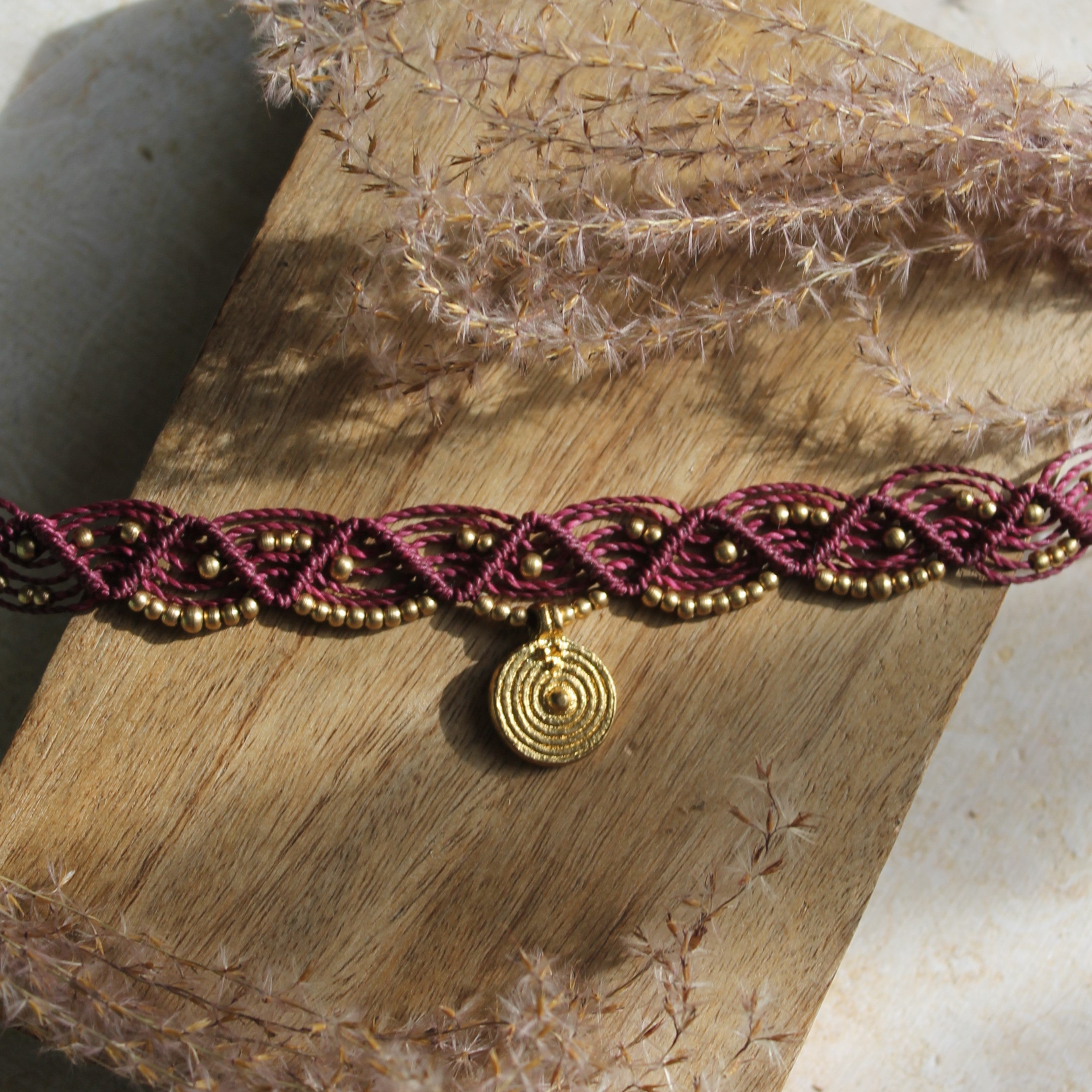 ENYA Choker Kette Makramee mit Messinganhänger goldfarben