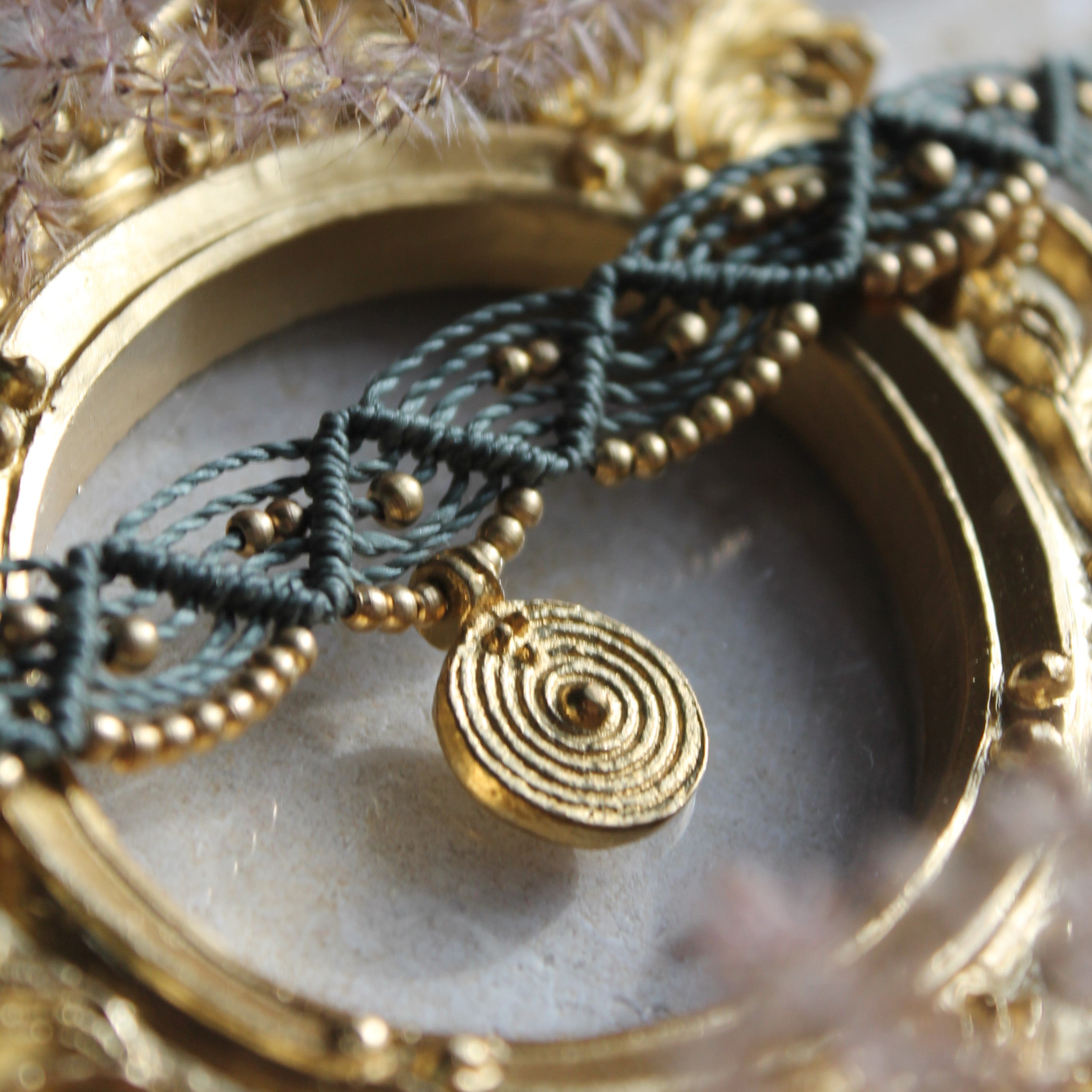 ENYA Choker Kette Makramee mit Messinganhänger goldfarben