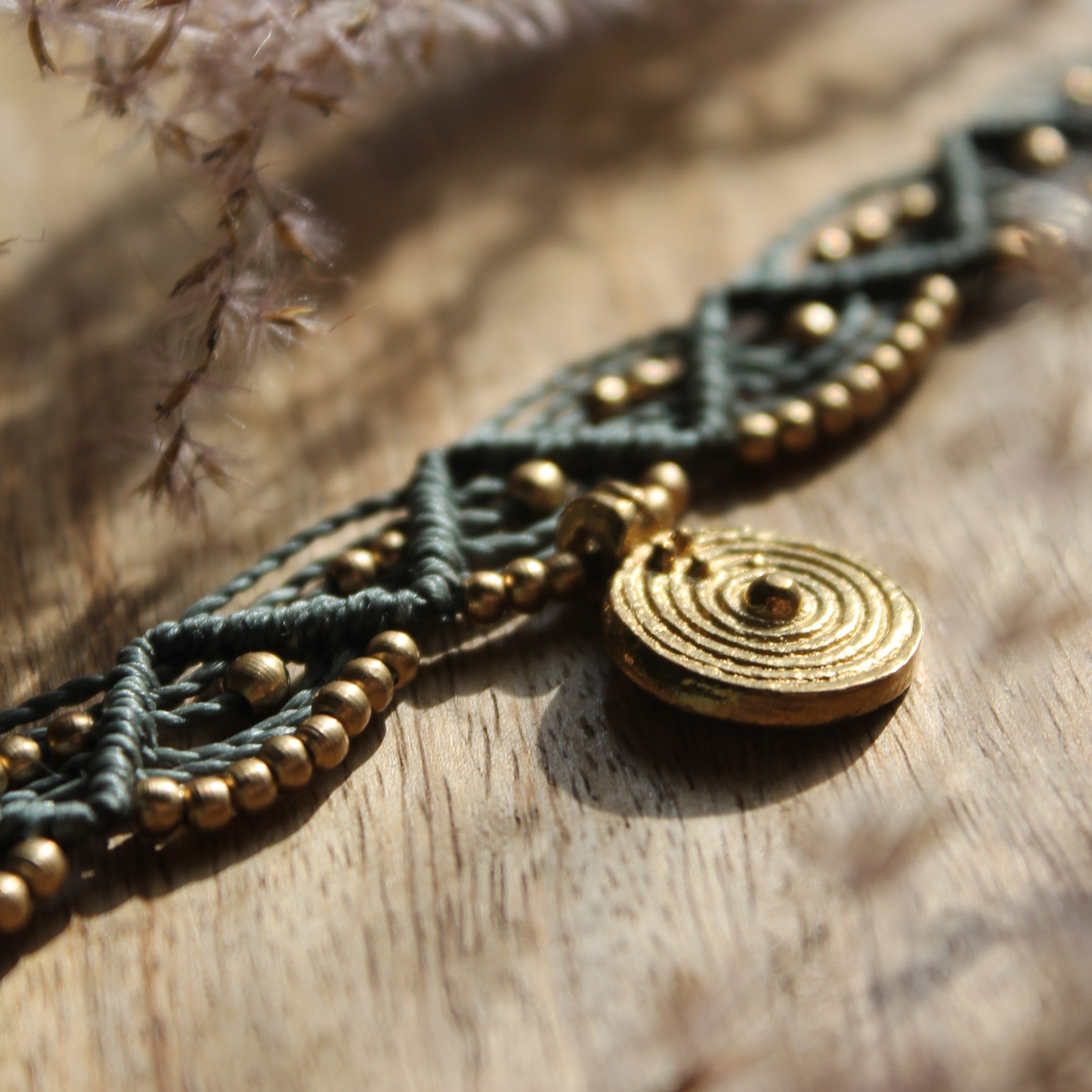 ENYA Choker Kette Makramee mit Messinganhänger goldfarben