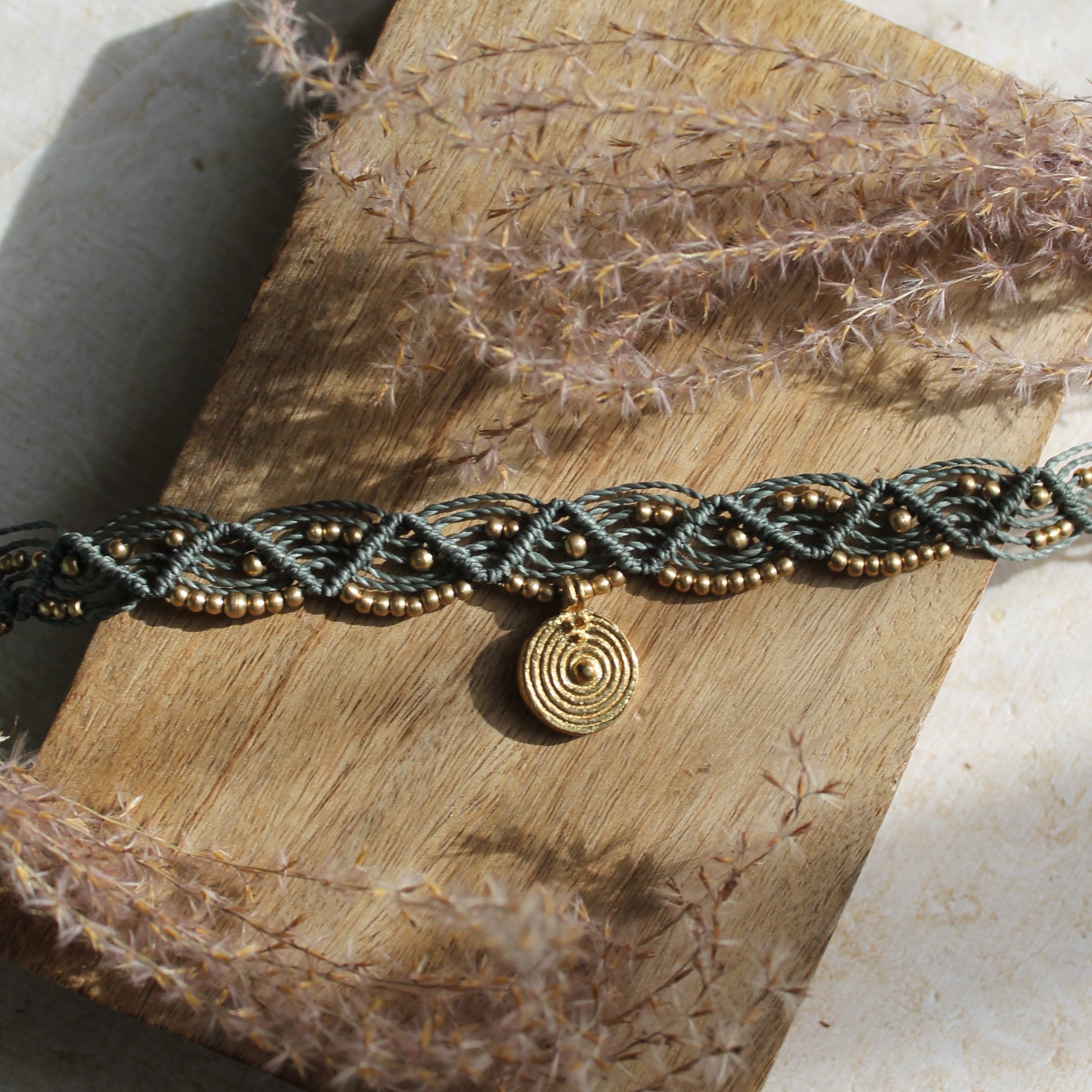 ENYA Choker Kette Makramee mit Messinganhänger goldfarben