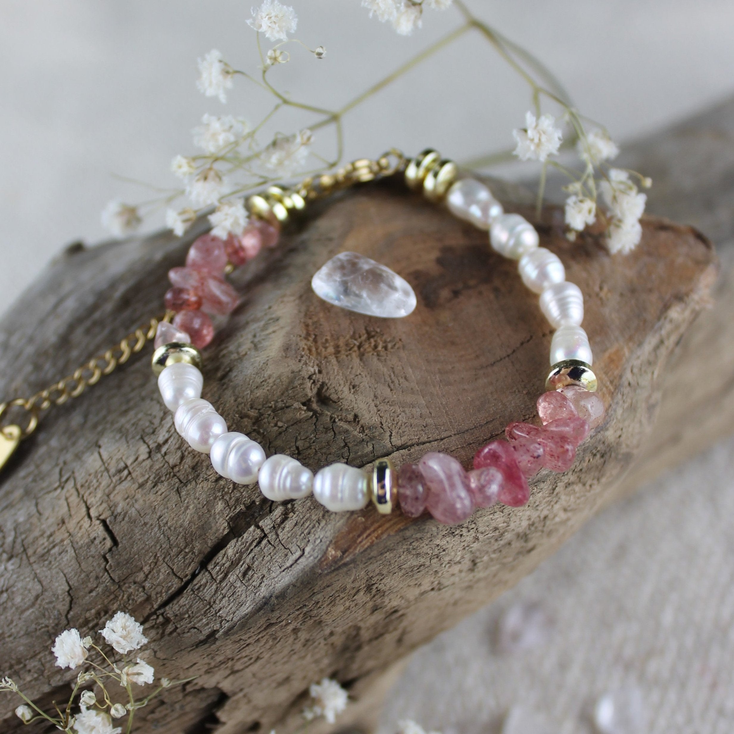 Erdbeerquarz Splitter mit Süßwasserperlen Edelsteinarmband mit Verschluss goldfarben