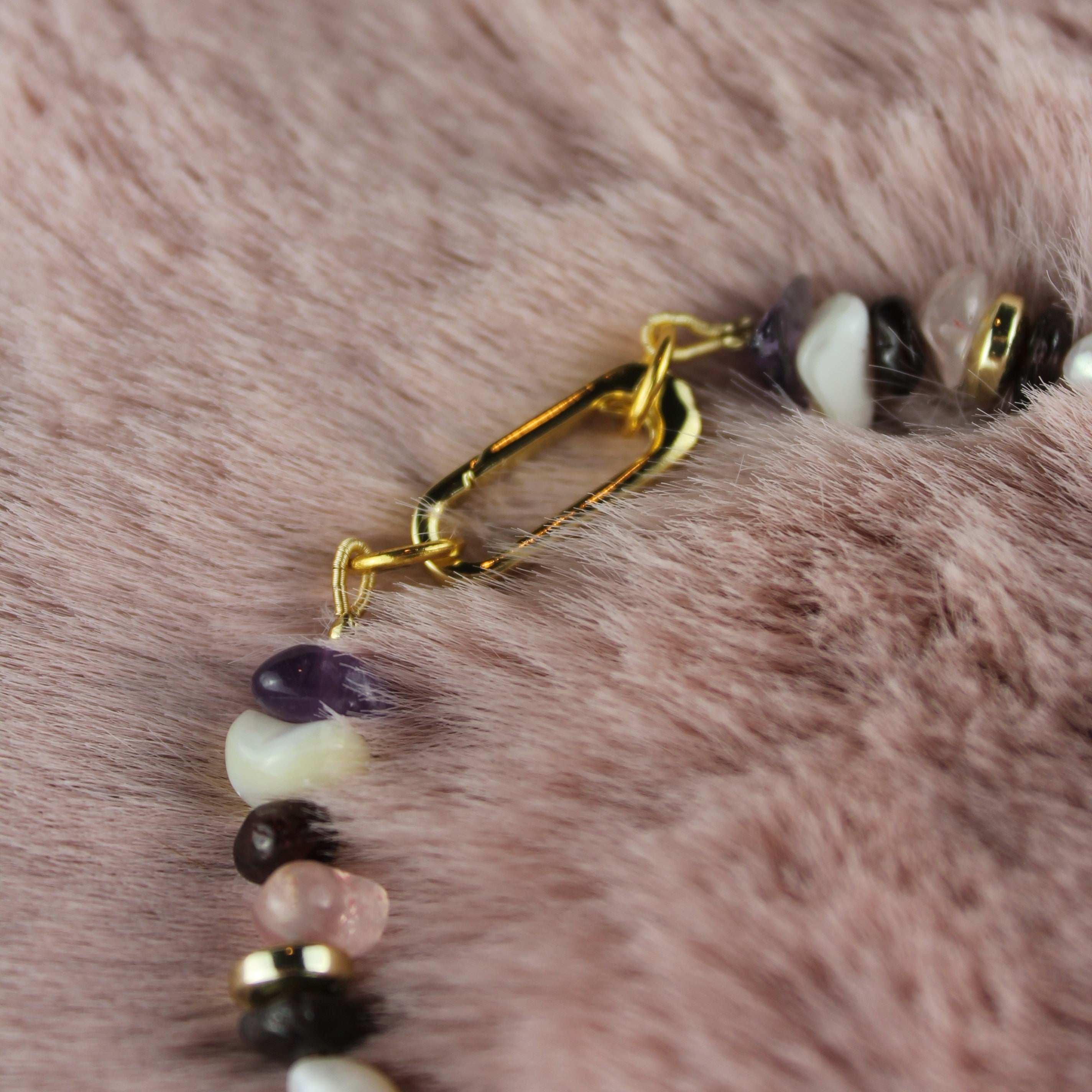 Amethyst Erdbeerquarz Granat Rosenquarz Süßwasserperlen Kette Bergkristallspitze goldfarben