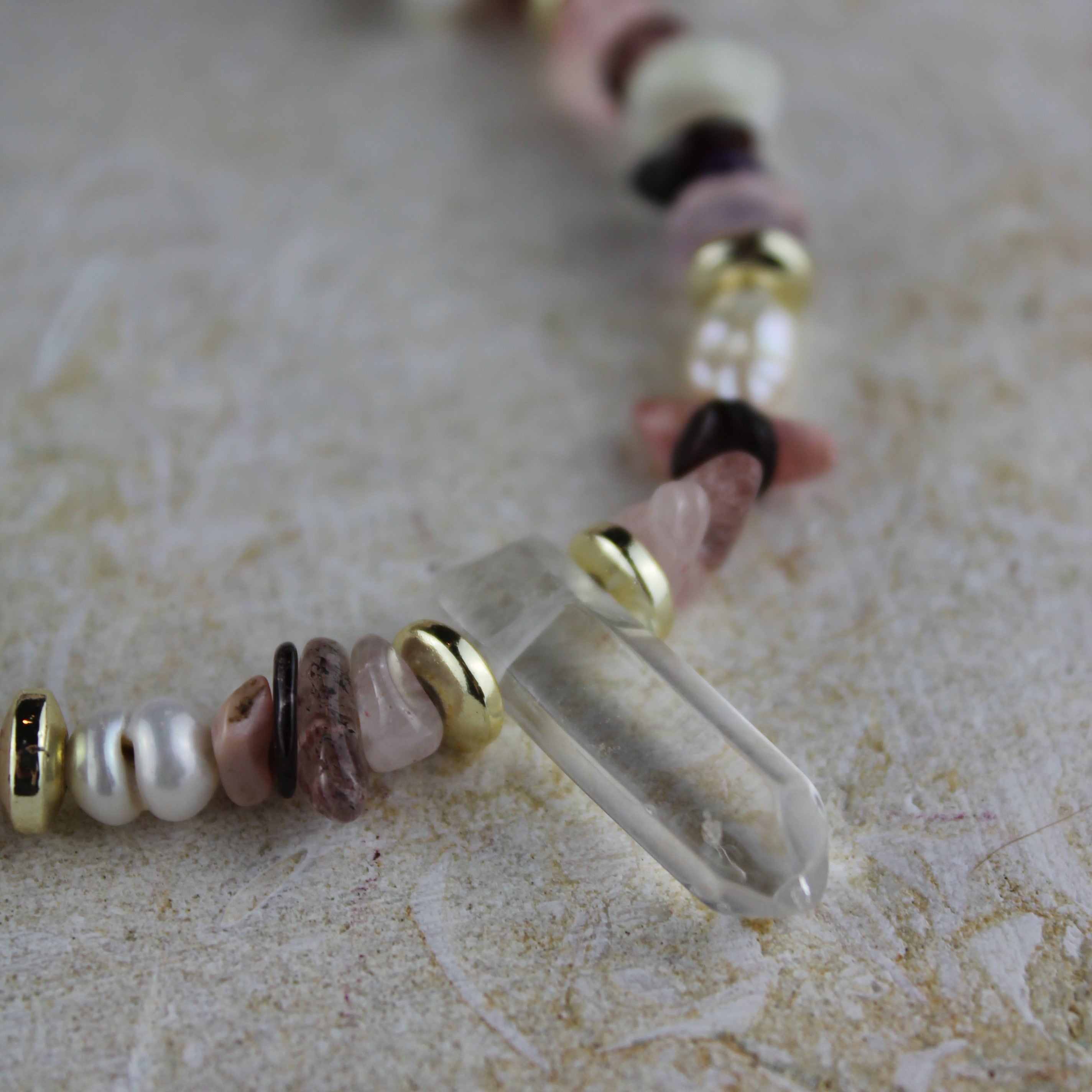 Amethyst Erdbeerquarz Granat Rosenquarz Süßwasserperlen Kette Bergkristallspitze goldfarben