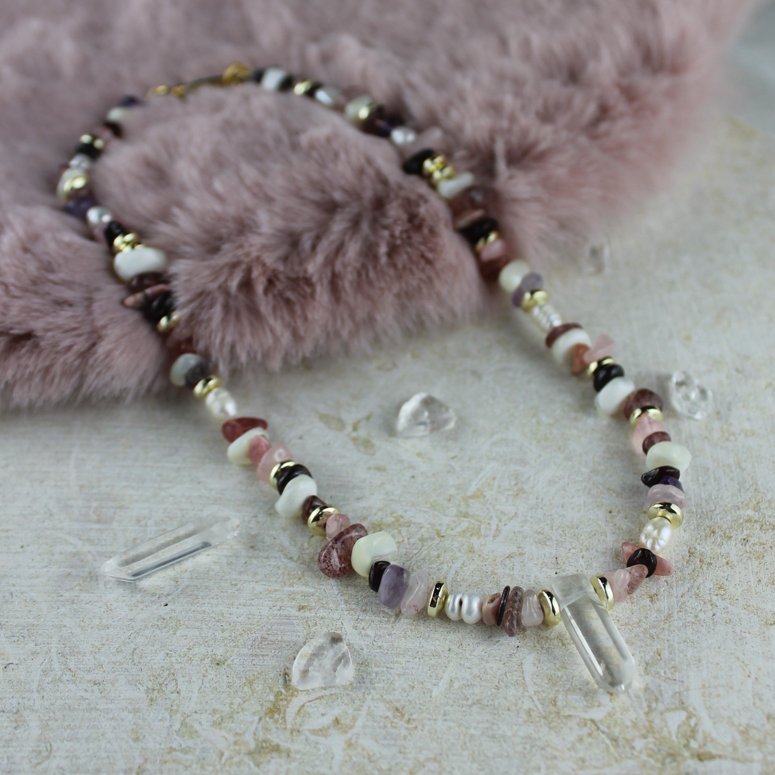 Amethyst Erdbeerquarz Granat Rosenquarz Süßwasserperlen Kette Bergkristallspitze goldfarben