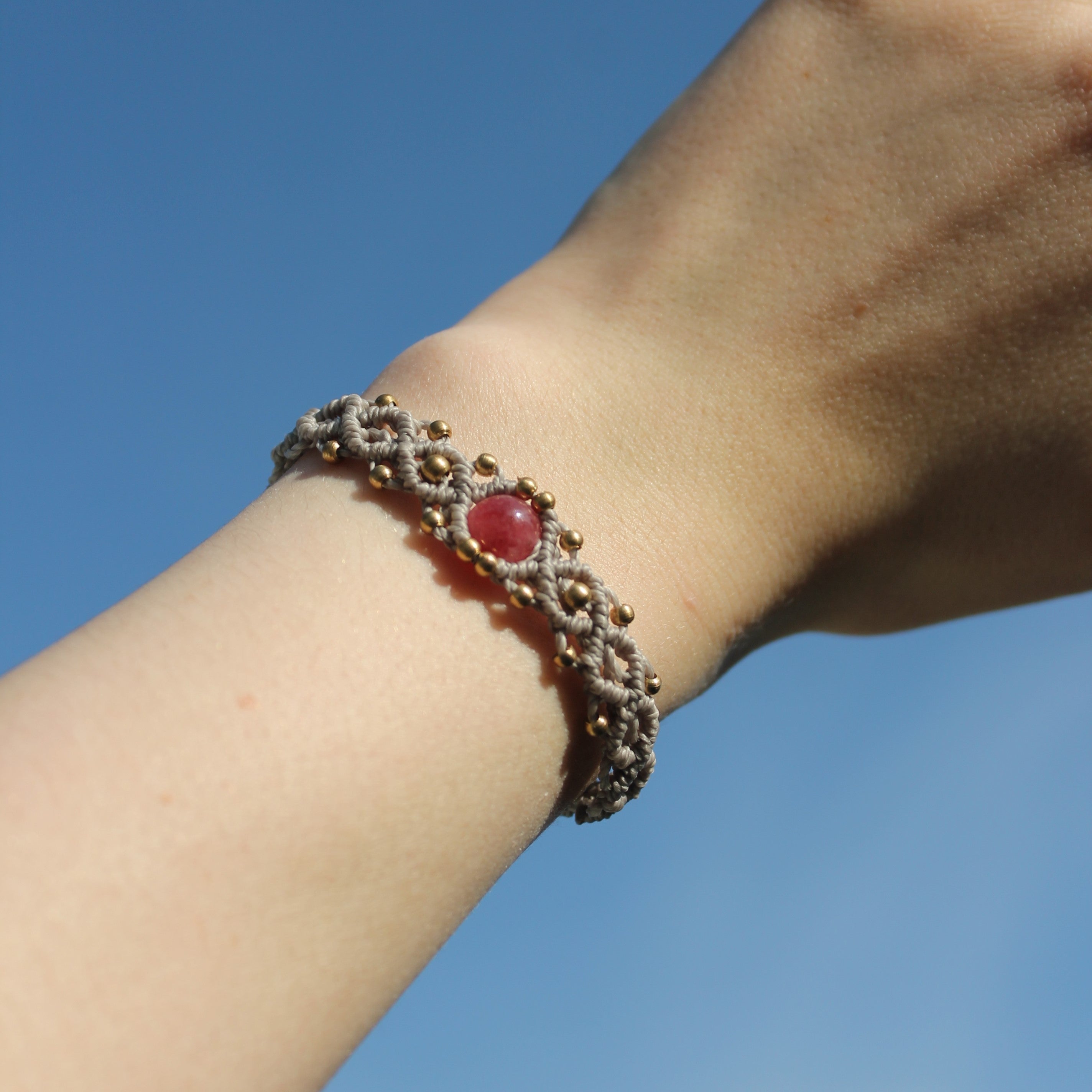 Erdbeerquarz Edelsteinarmband Makramee hellgrau goldfarben