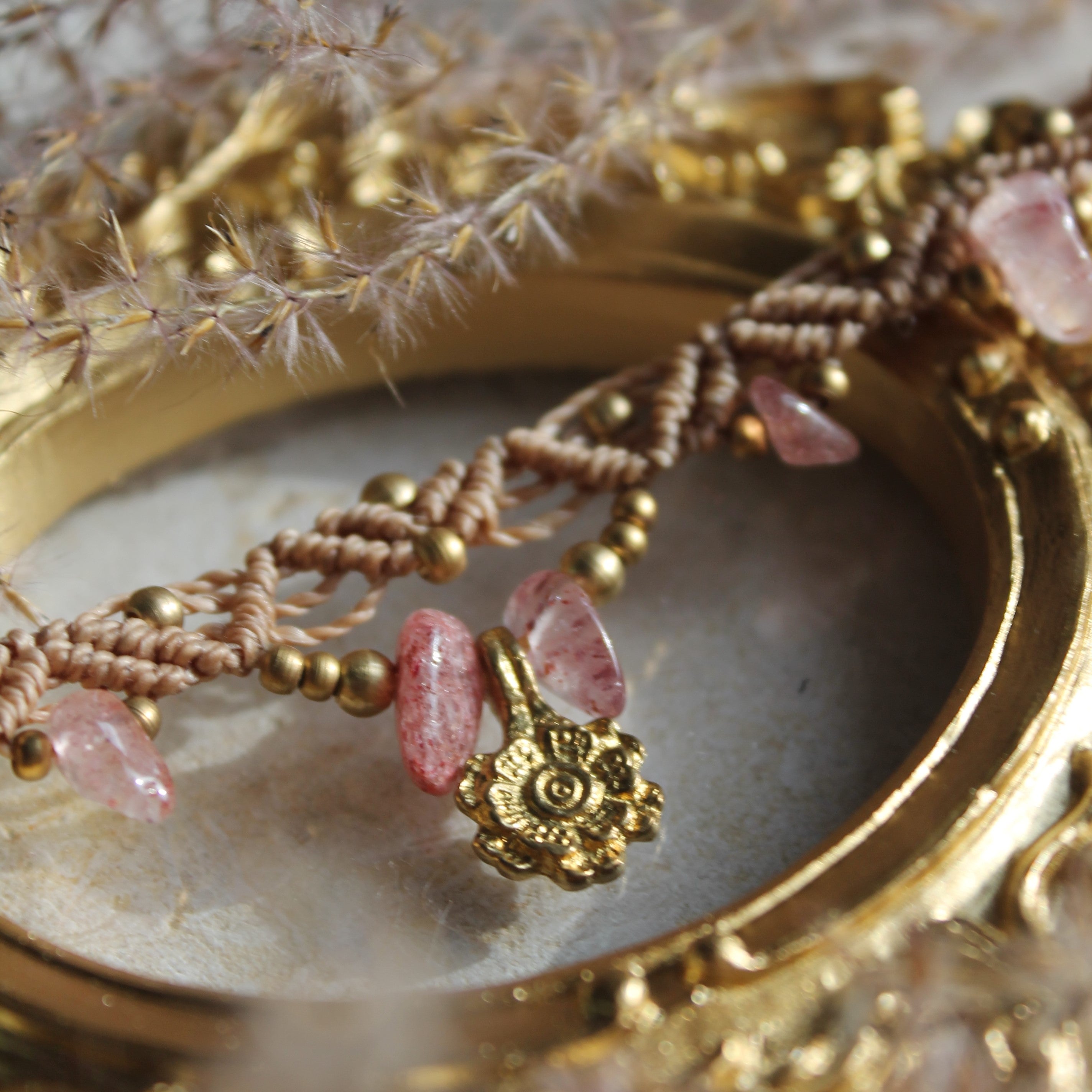 Erdbeerquarz Choker Kette Makramee beige mit Messinganhänger goldfarben