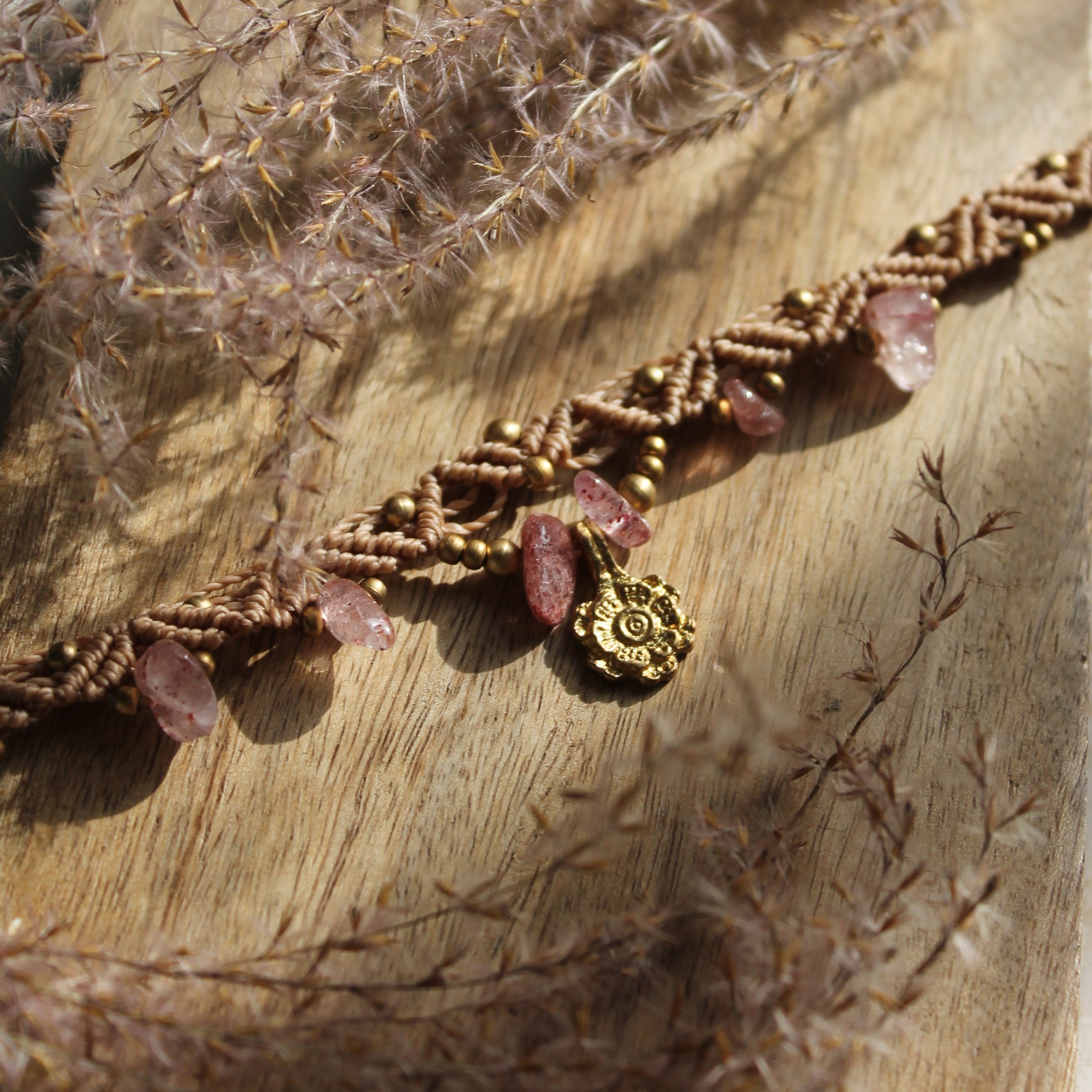 Erdbeerquarz Choker Kette Makramee beige mit Messinganhänger goldfarben