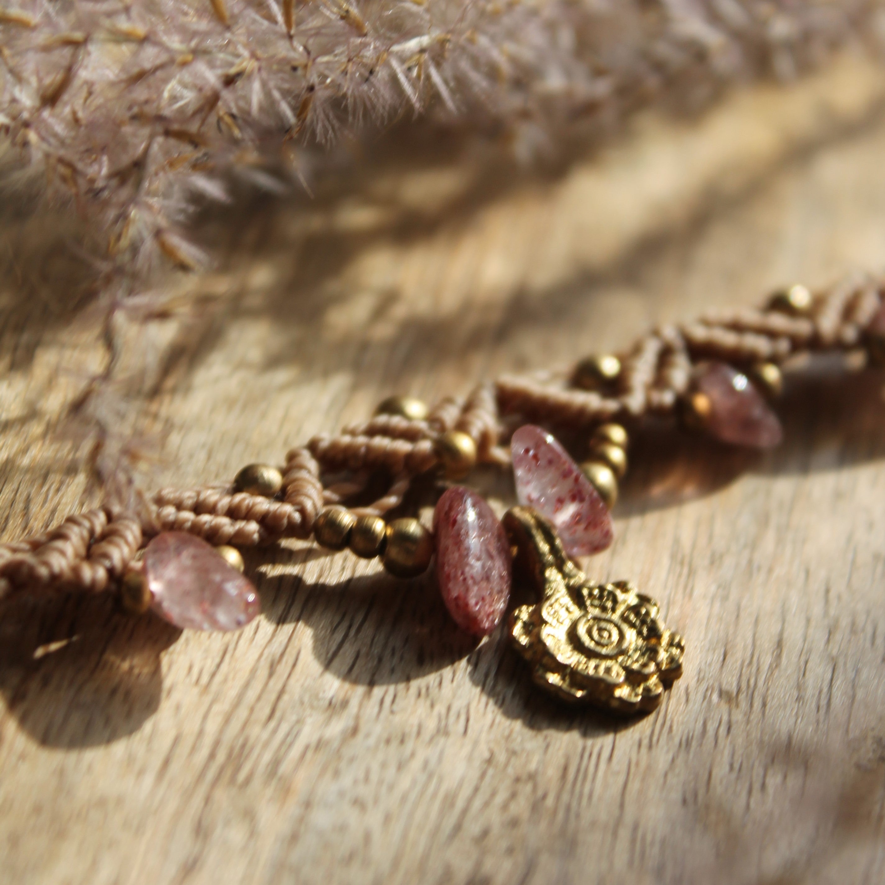 Erdbeerquarz Choker Kette Makramee beige mit Messinganhänger goldfarben