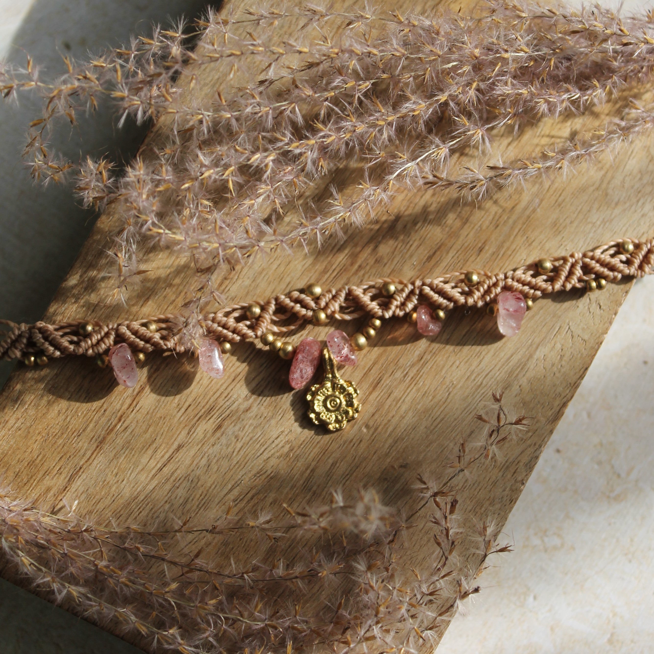 Erdbeerquarz Choker Kette Makramee beige mit Messinganhänger goldfarben